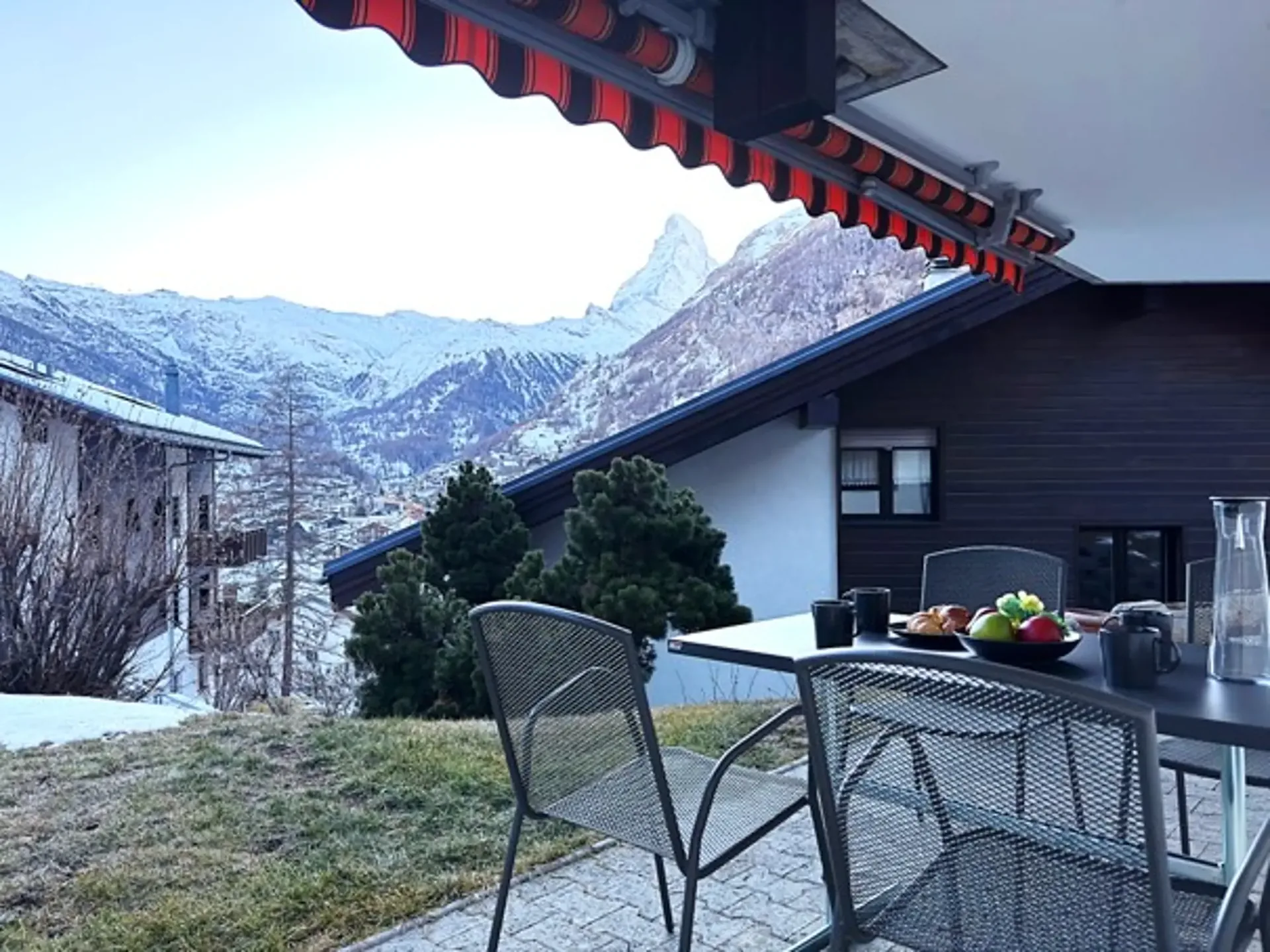 Charming 2.5-room terrace apartment with breathtaking mountain views in Zermatt