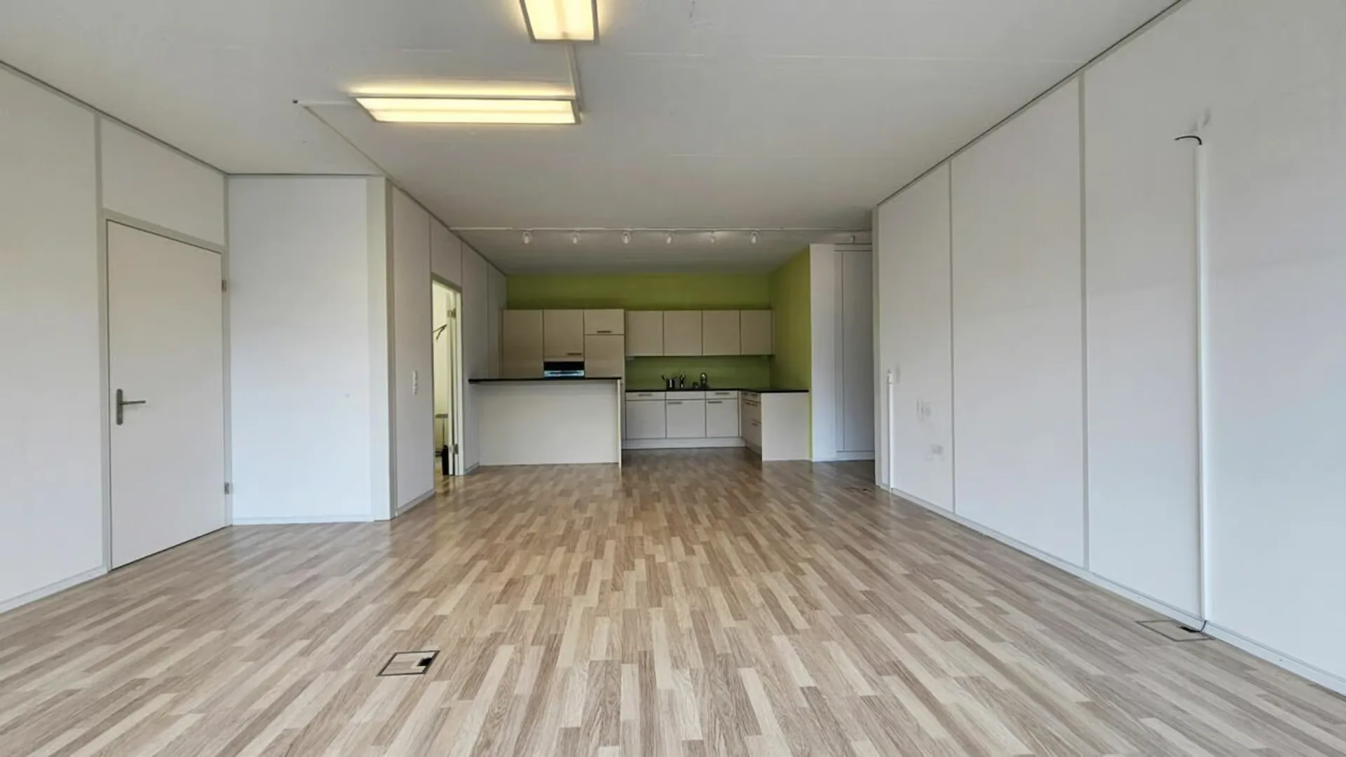 "Best Price Guarantee" Your location in the representative business park in Freienbach