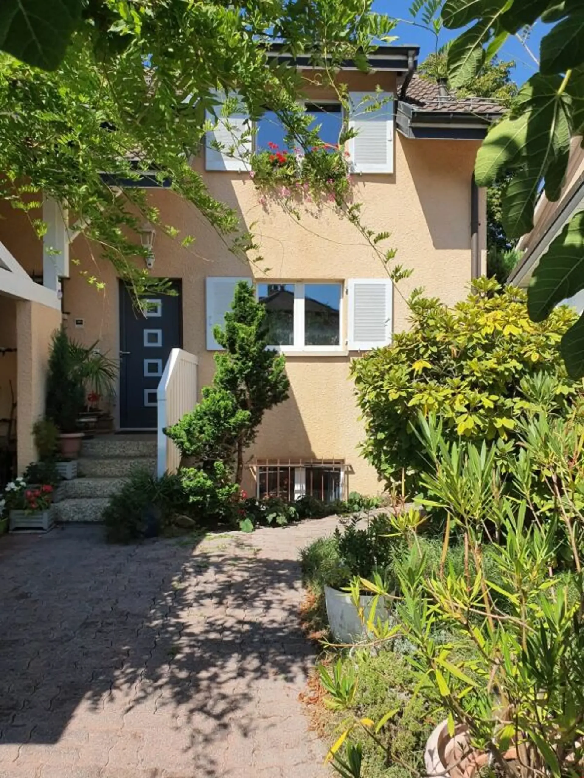 Schönes renoviertes Zimmer zur Miete in einer Villa