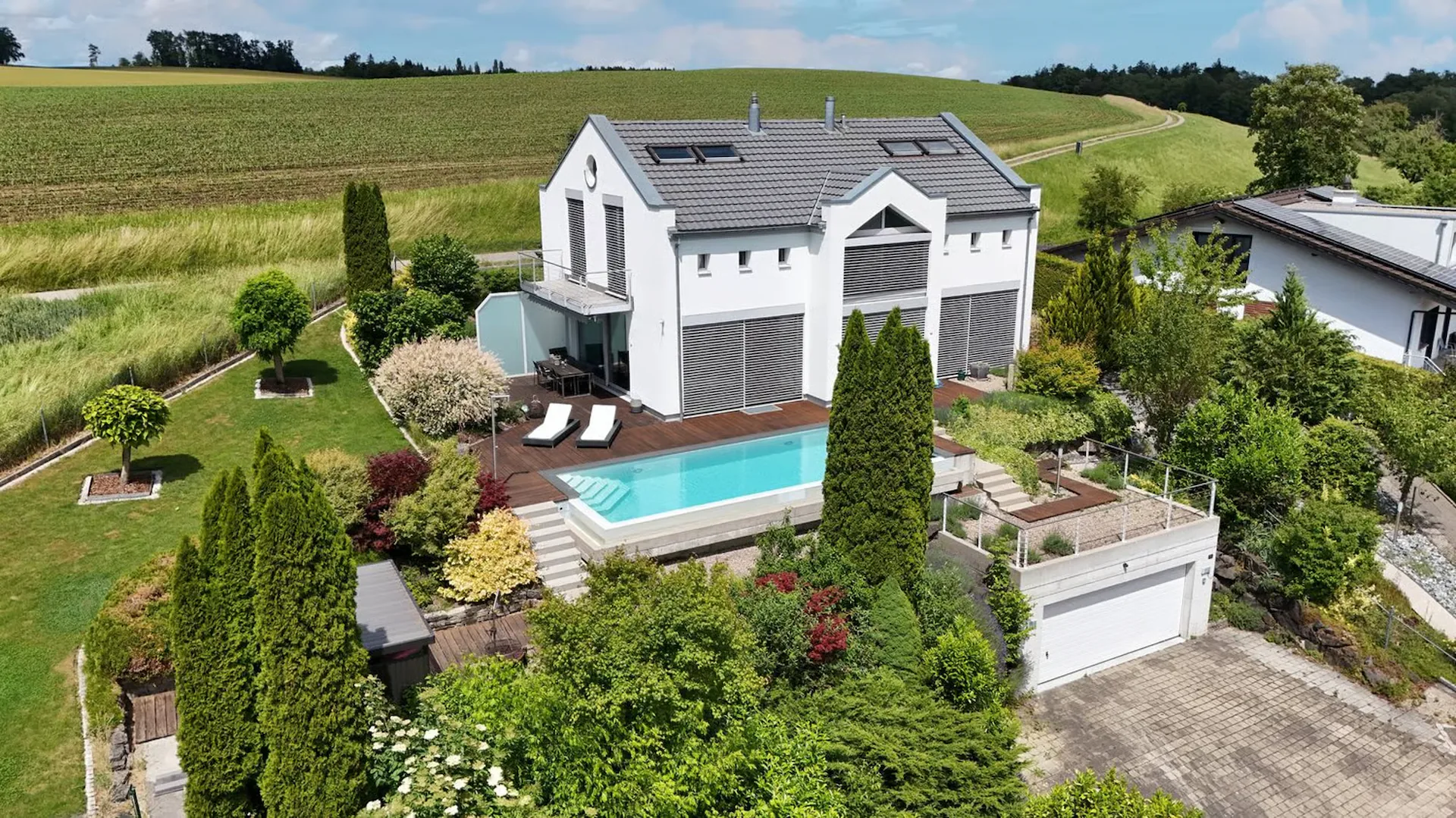 Villa d'architecte avec panorama et piscine à débordement – où l'architecture, la vue lointaine et le luxe se fondent