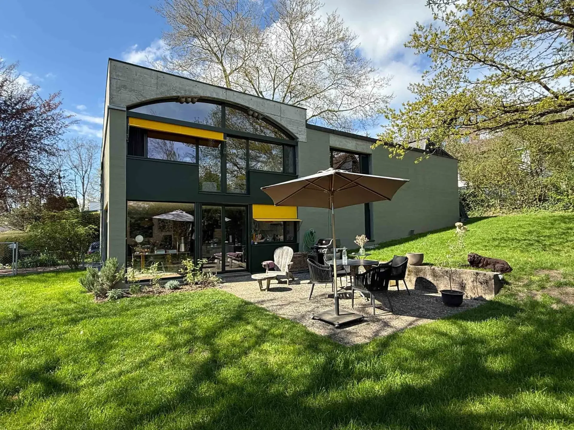 Maison unifamiliale indépendante avec atelier dans le style Bauhaus - rareté
