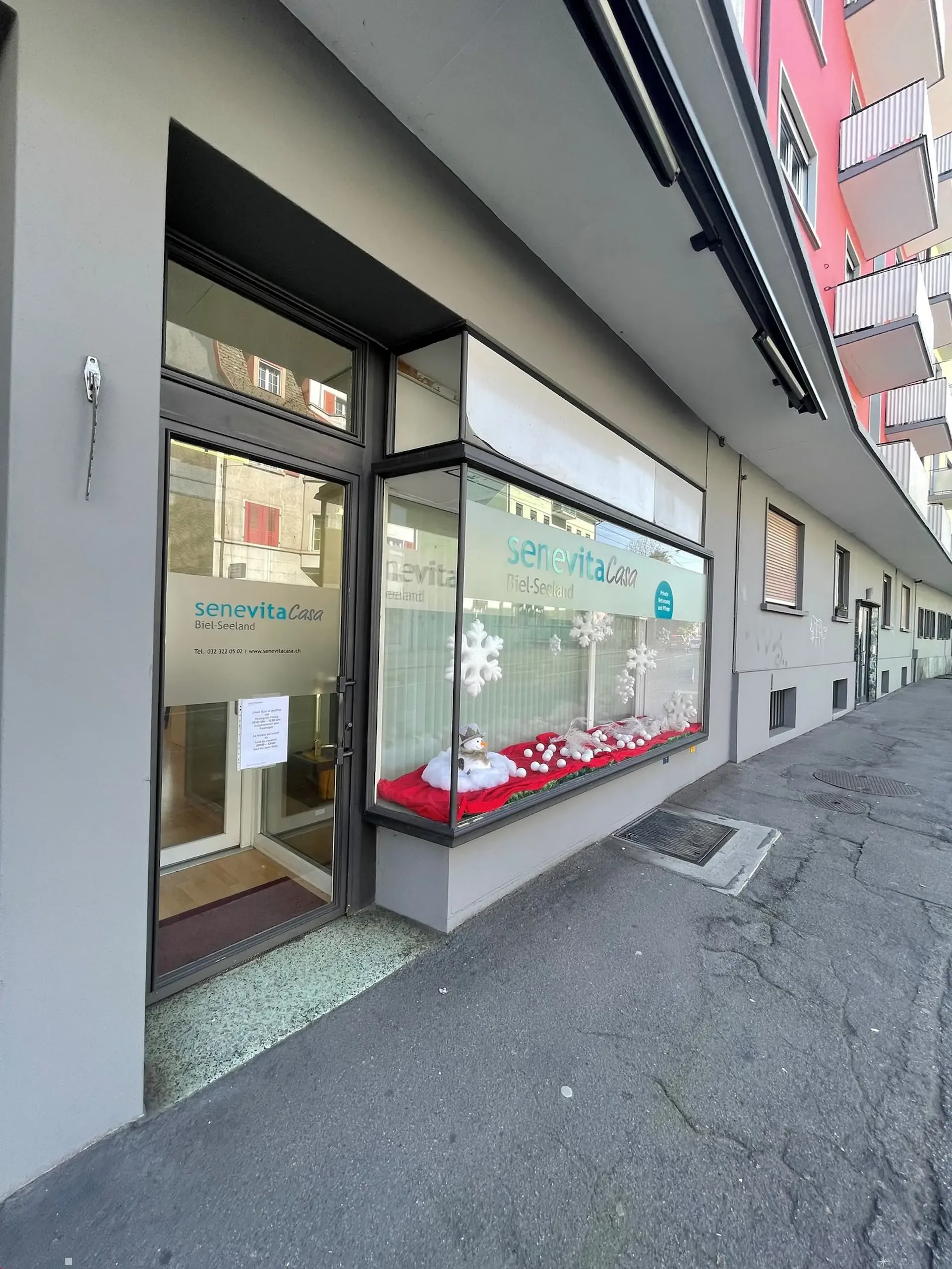 Laden mit grossem Schaufenster, 2 Räumen, WC und Parkplatz