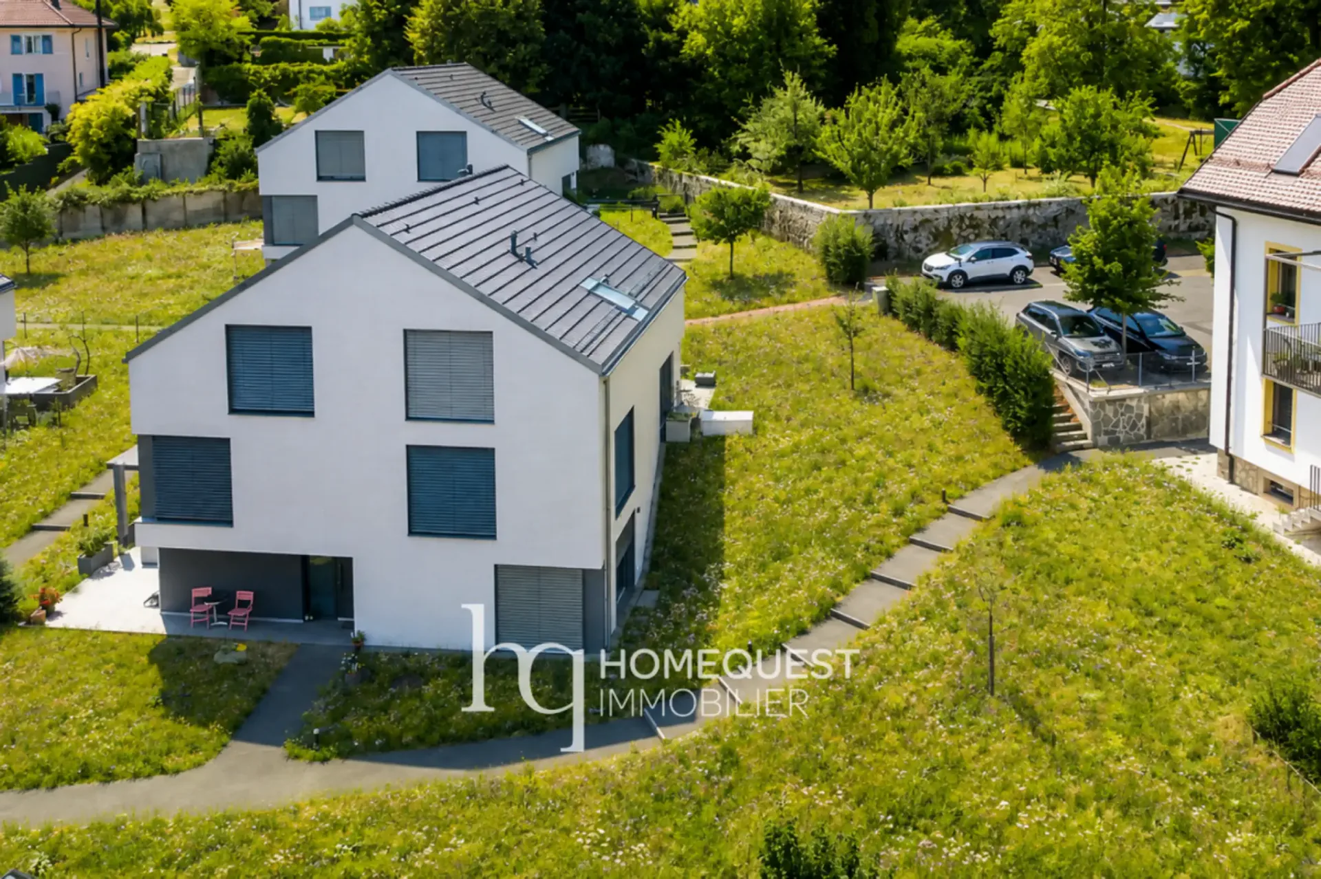 Una casa a schiera contemporanea, luminosa e particolarmente polivalente