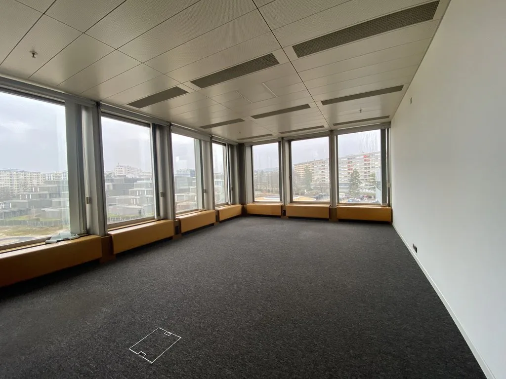 Grande surface de bureaux d'environ 700 m2 proche de toutes commodités