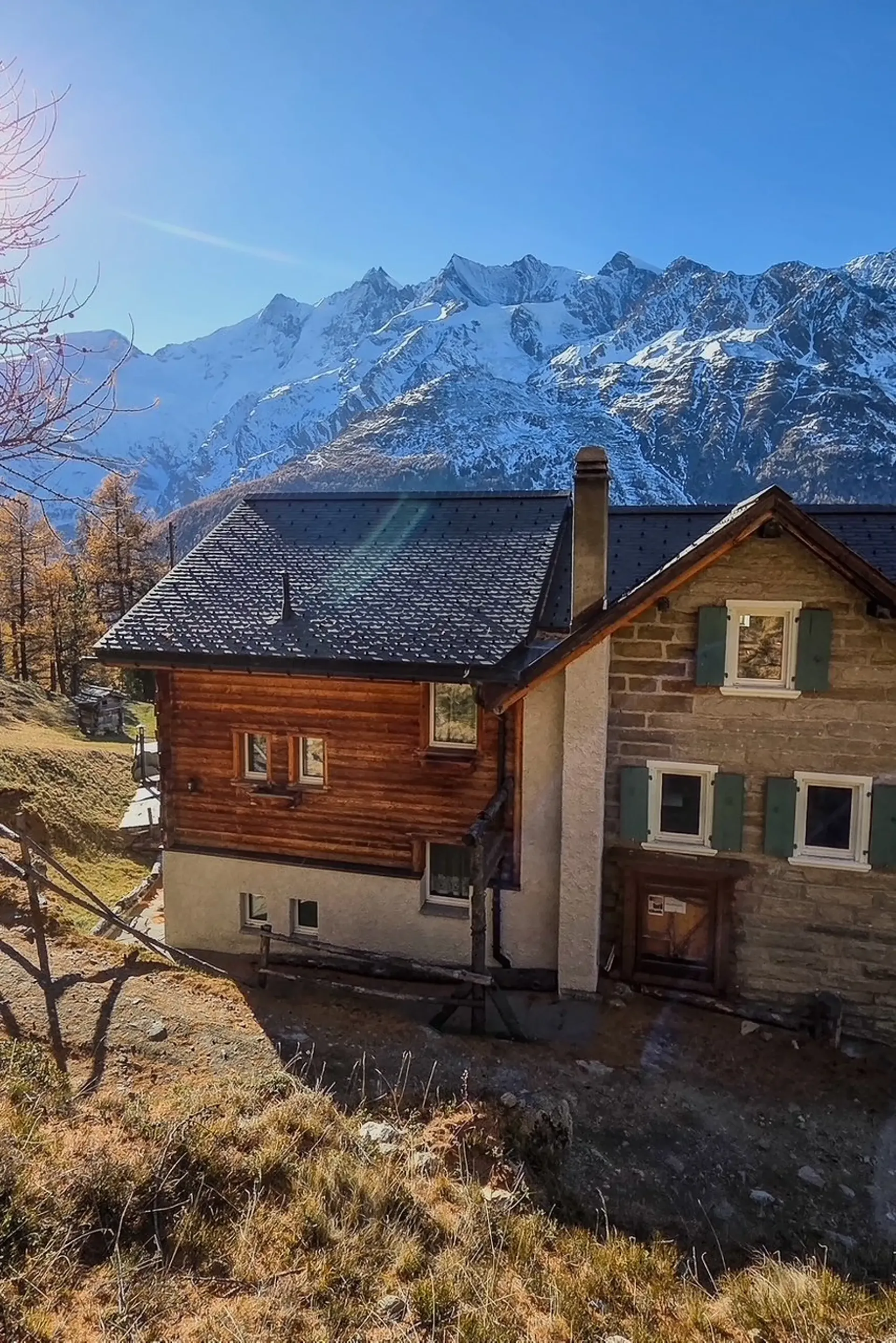 Der Sommerhitze entfliehen – einzigartige Alpenliegenschaft im Saastal auf 2’000 m ü. M.