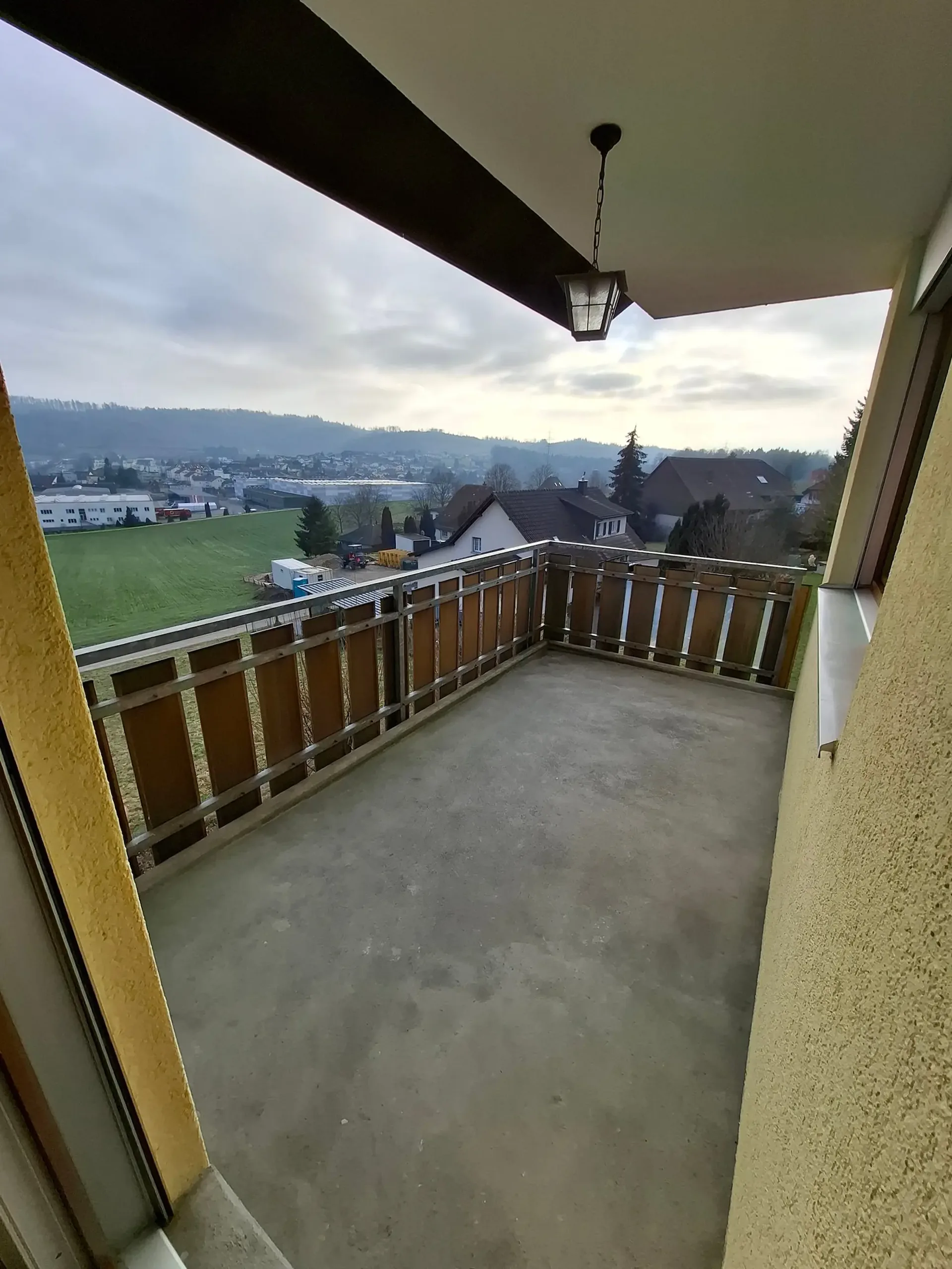 Schöne 4.5 Zimmer Wohnung mit Aussicht und Einzelgarage
