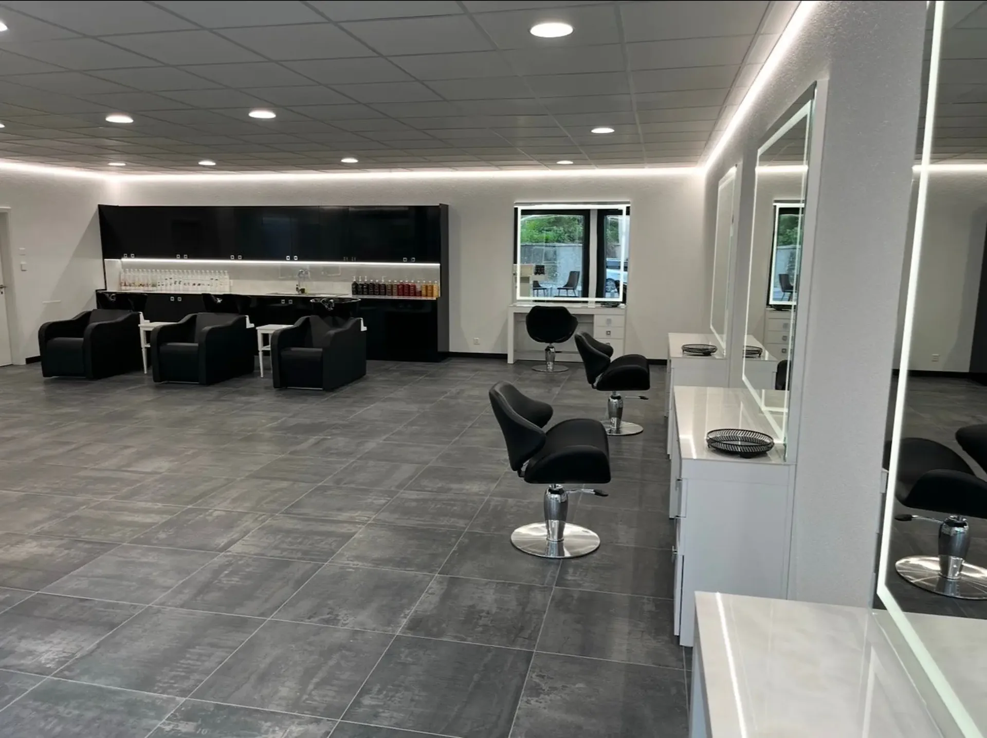 Salon für hochwertige Frisuren, komplett neu
