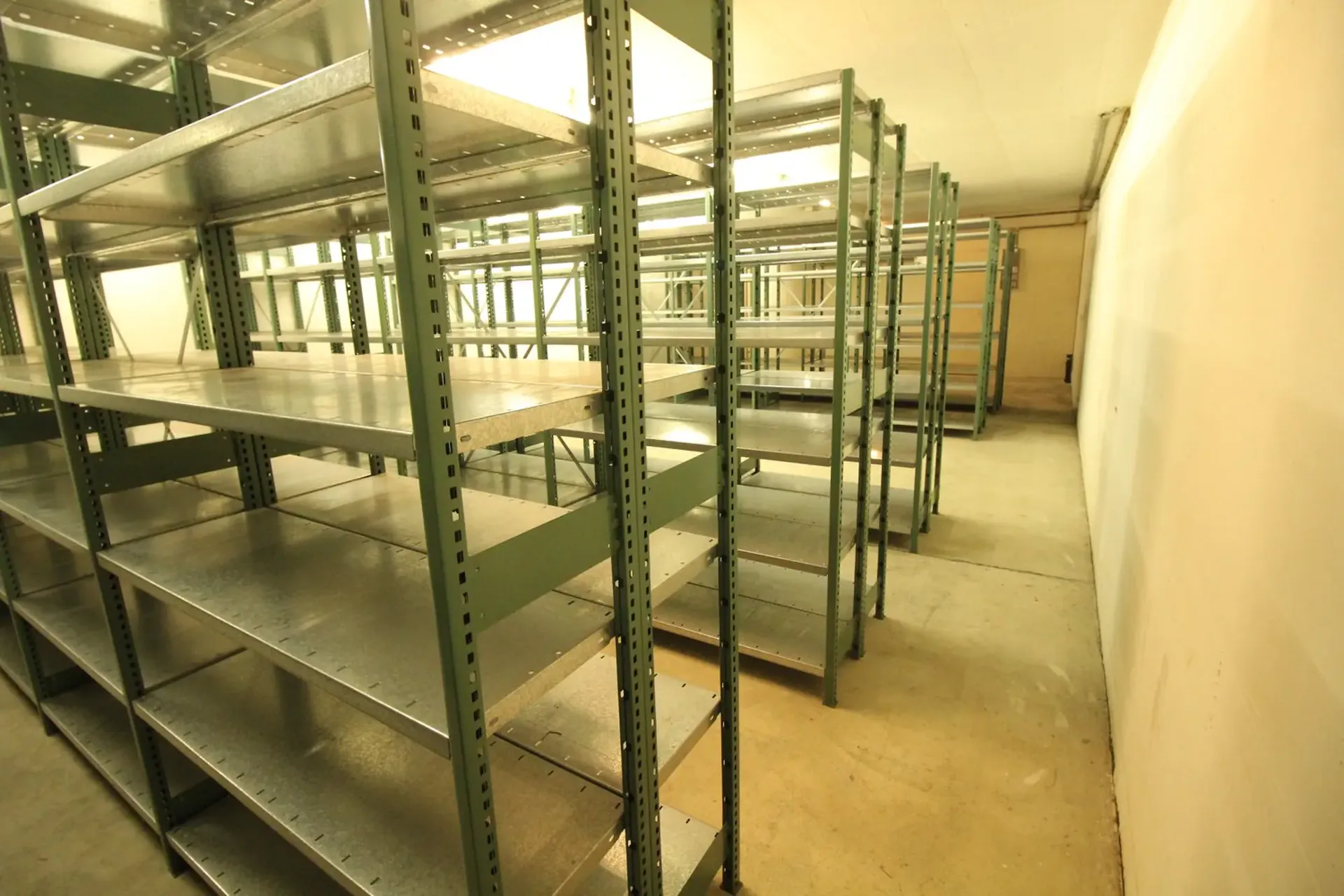 Großer Lagerbereich von 85m2 im Untergeschoss - Eaux Vives