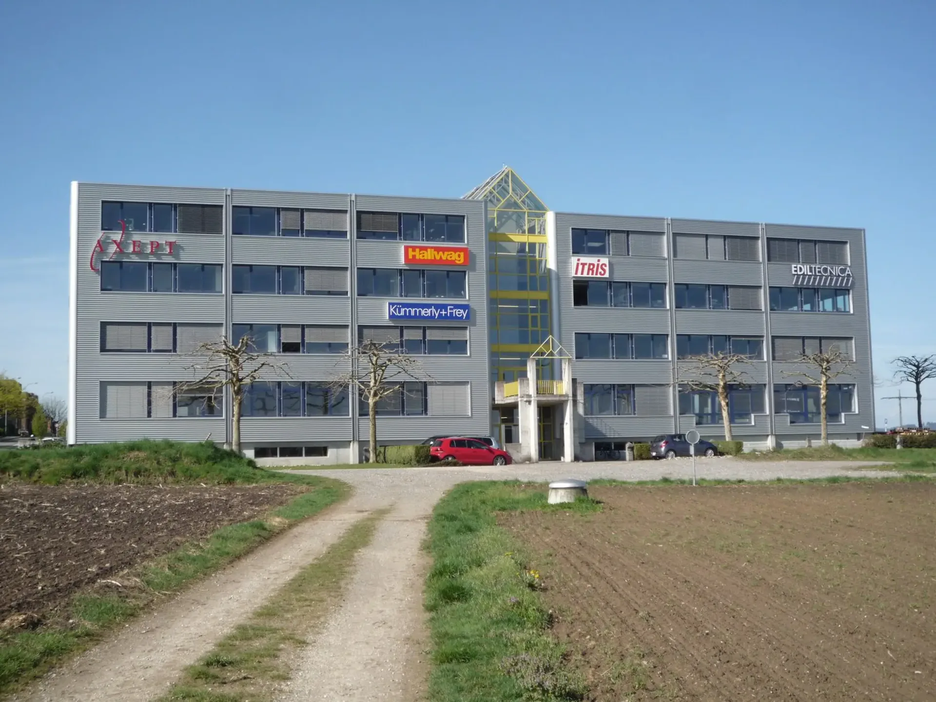 Helle, moderne Büroräume mit Weitsicht in Urtenen-Schönbühl