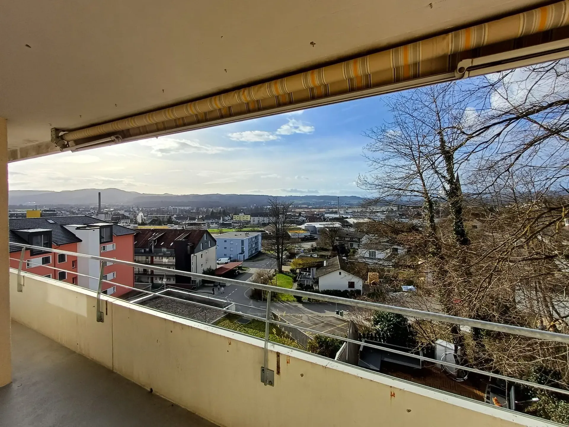 4.5-Zimmerwohnung an ruhiger und sonniger Lage mit weiter Aussicht