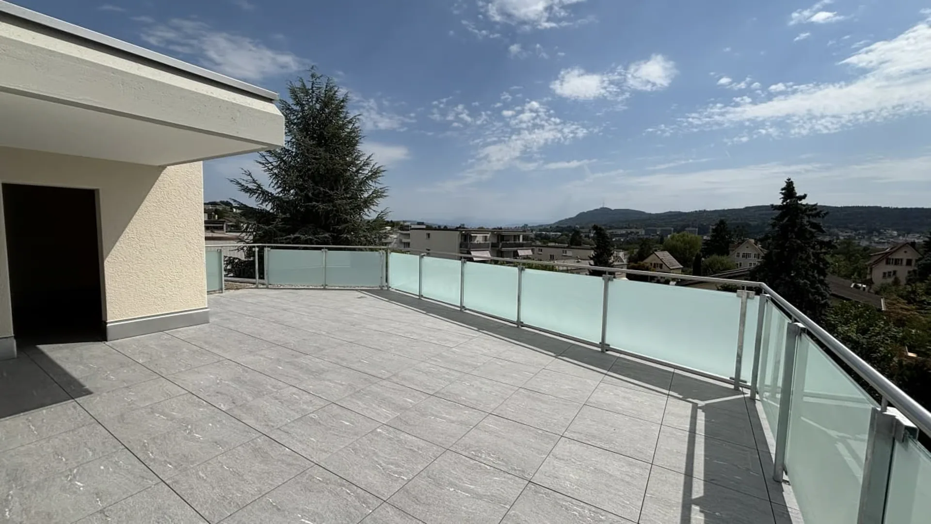 5 1/2-PIÈCES APPARTMENT ATTIQUE ; RÉNOVÉ REÇEMMENT