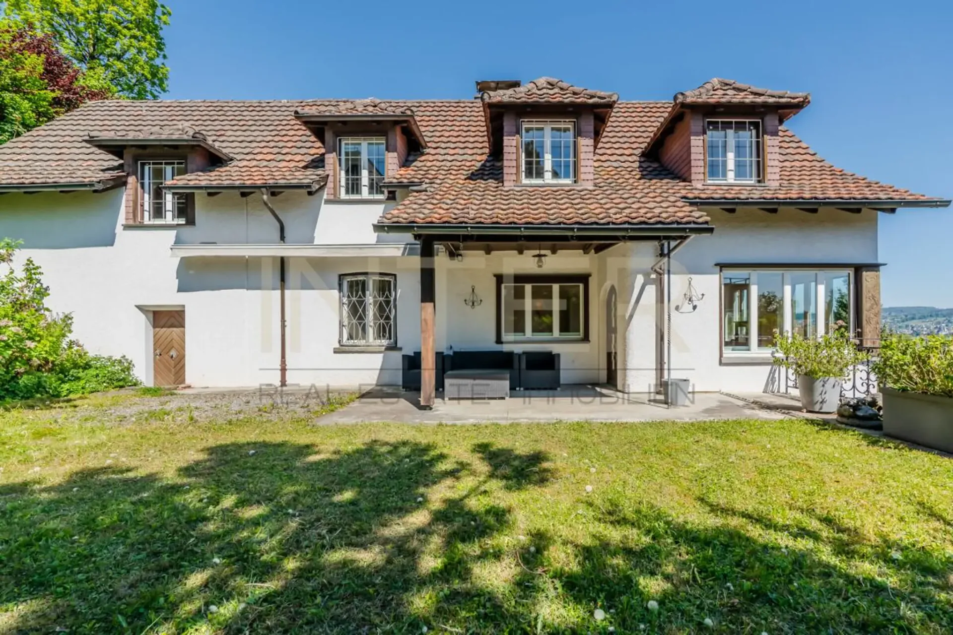 Casa unifamiliare di 6,5 locali con giardino di 981 m², vista lago e potenziale di sviluppo a Oberrieden