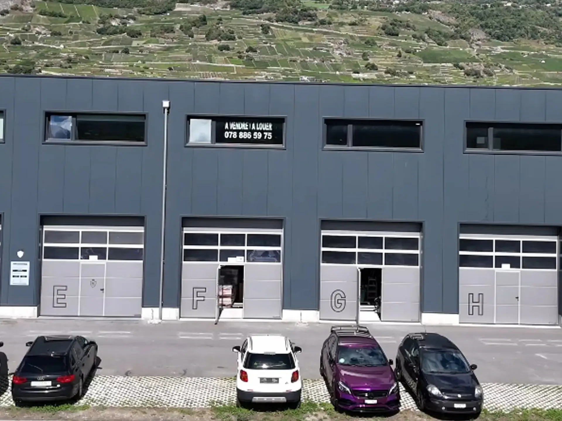 Ein moderner Raum, im ersten Stock gelegen