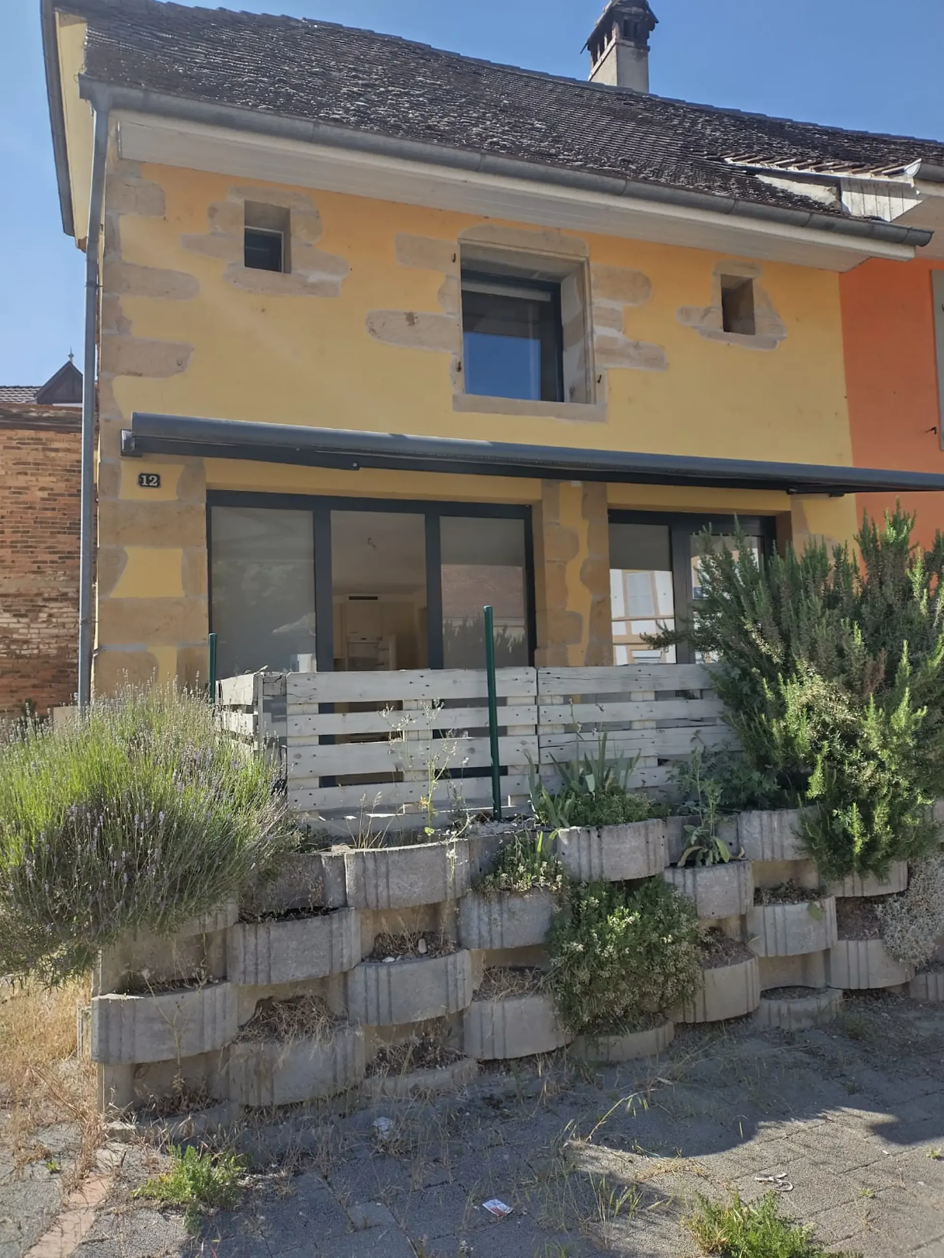 Rent semi-detached villa in Villars-le-Grand