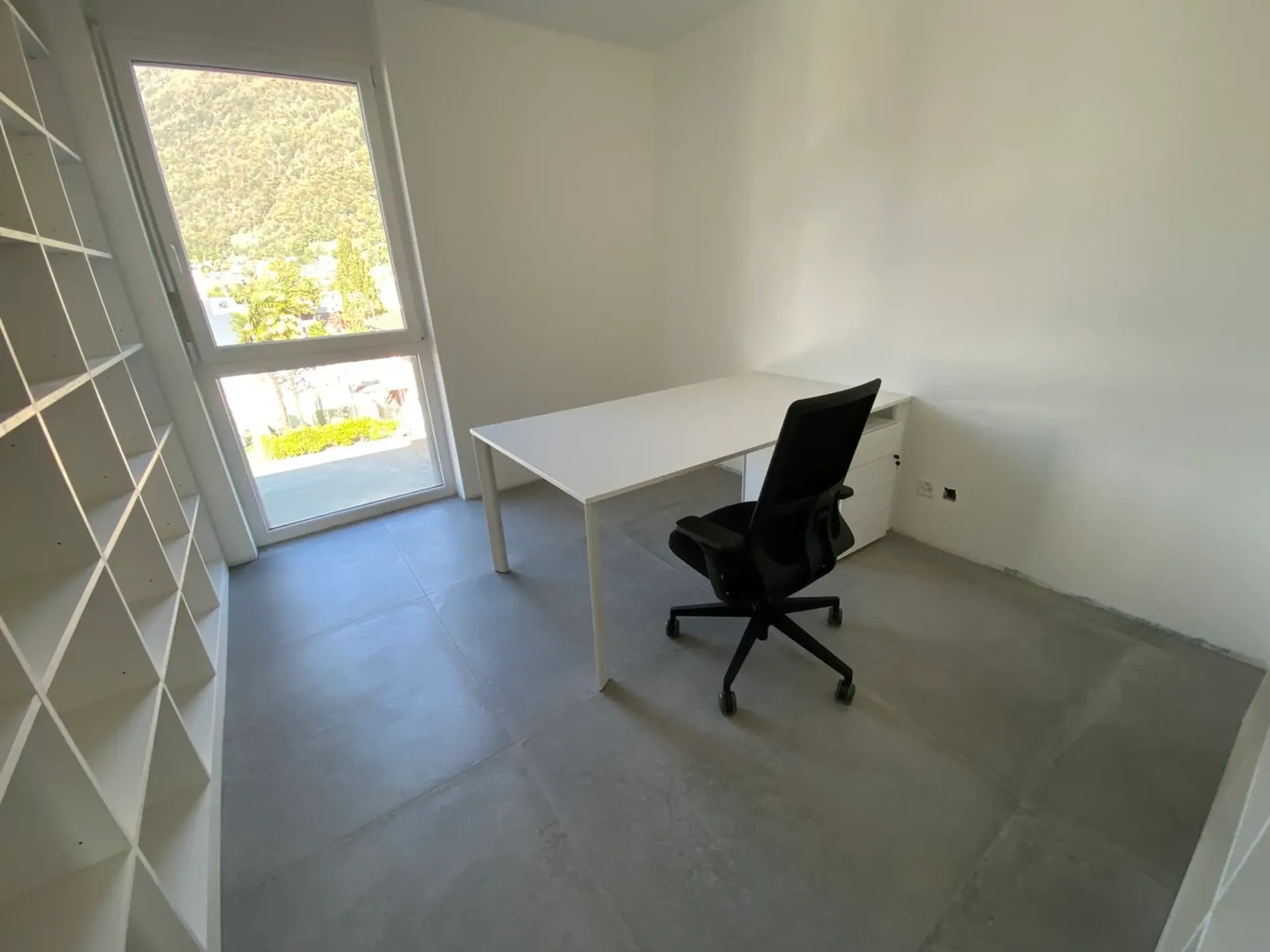 Moderne und geräumige Büroausstattung in Losone zu vermieten