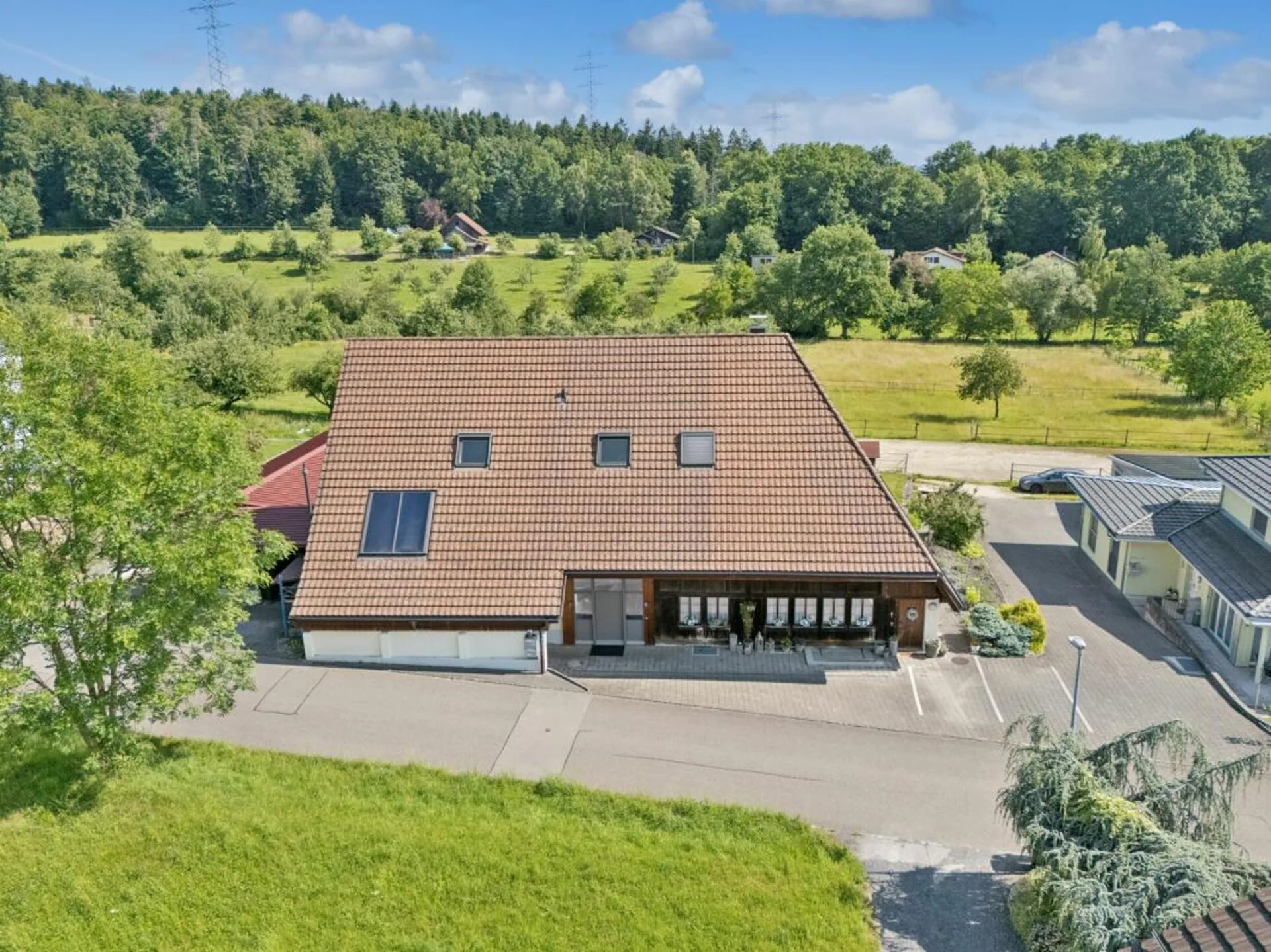 STILVOLLES BAUERNHAUS MIT ZWEI WOHNEINHEITEN IN KÖLLIKEN