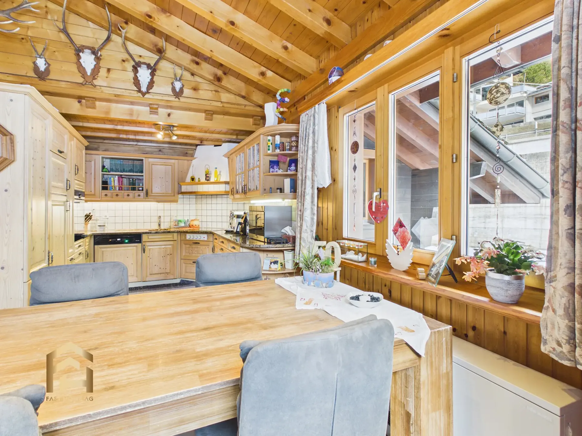 Renovated duplex attic with 3 bathrooms and optimal connection