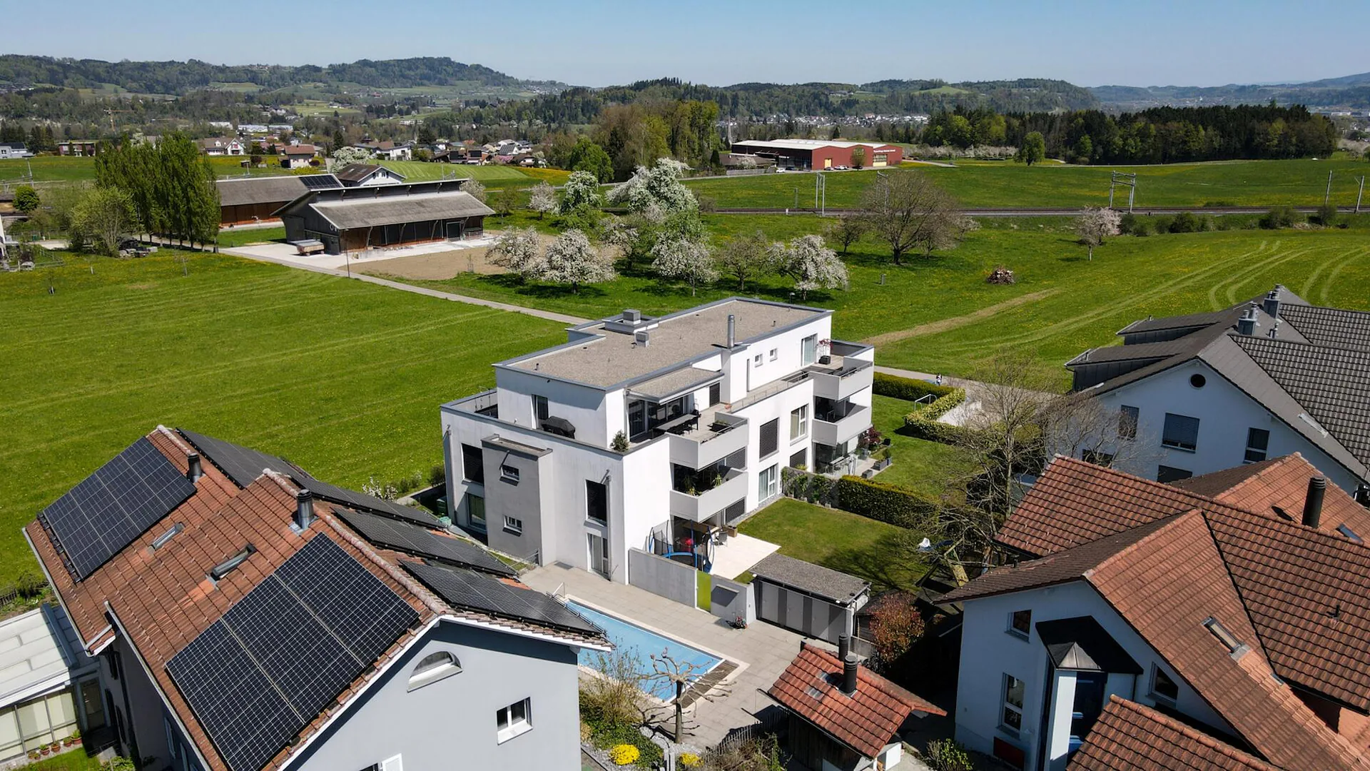 138 m² of living comfort with a community pool