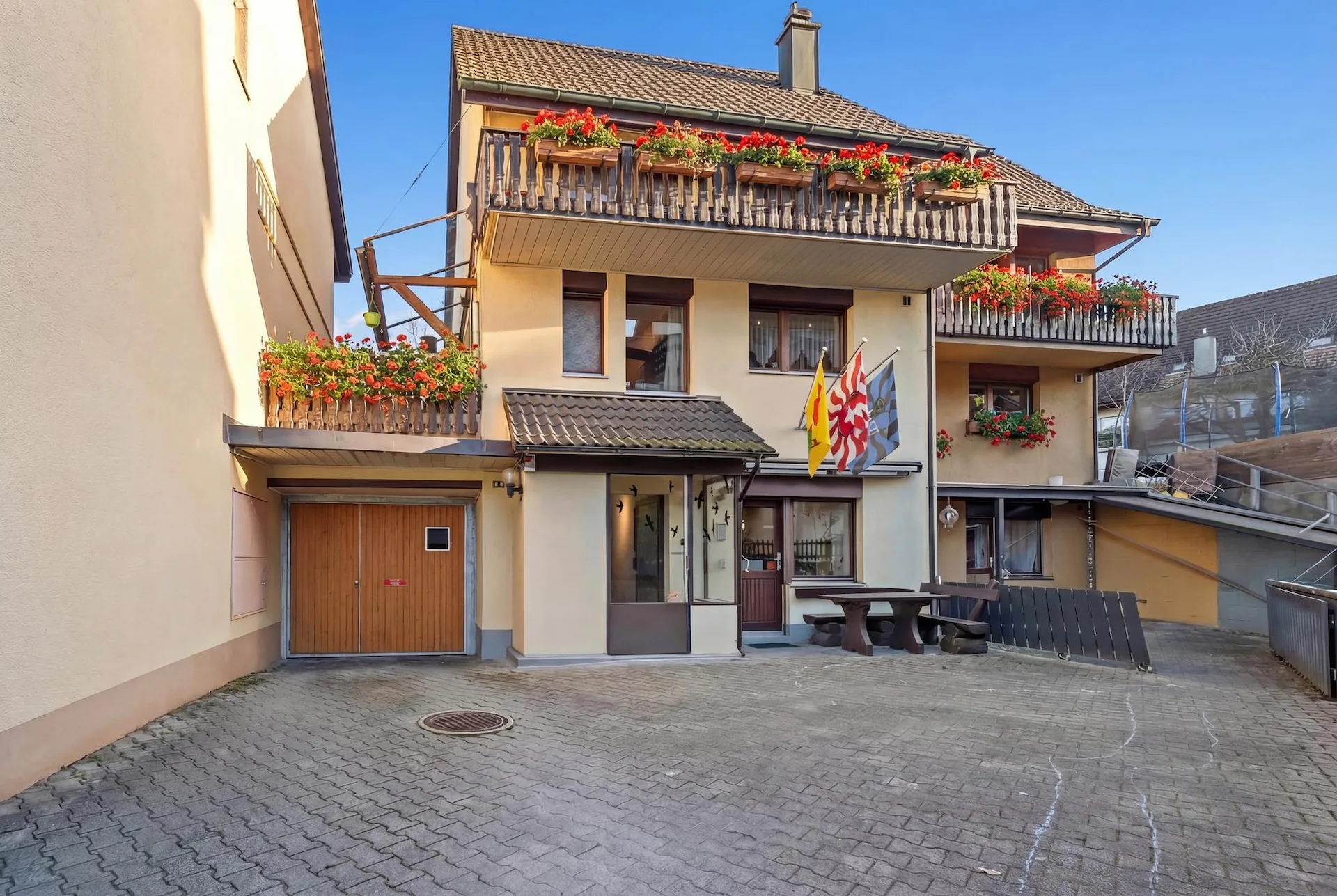 CHARMANTE MAISON INDIVIDUELLE D'ANGLE DE 7,5 PIÈCES AVEC STUDIO POLYVALENT