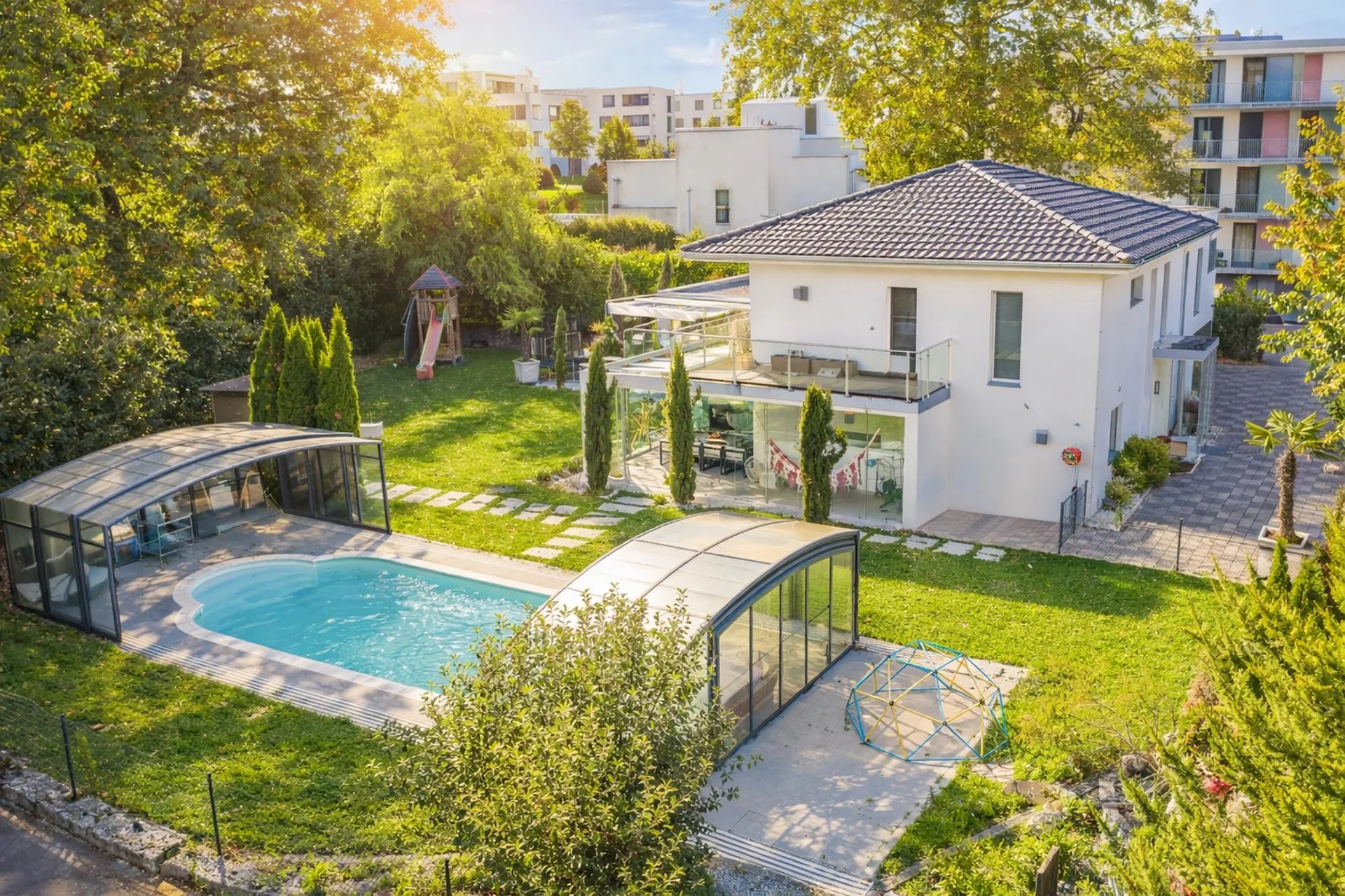 EXPÉRIENCE DE VIE EXCLUSIVE - MAISON INDIVIDUELLE/BIFAMILIALE MODERNE AVEC PISCINE ET SAUNA