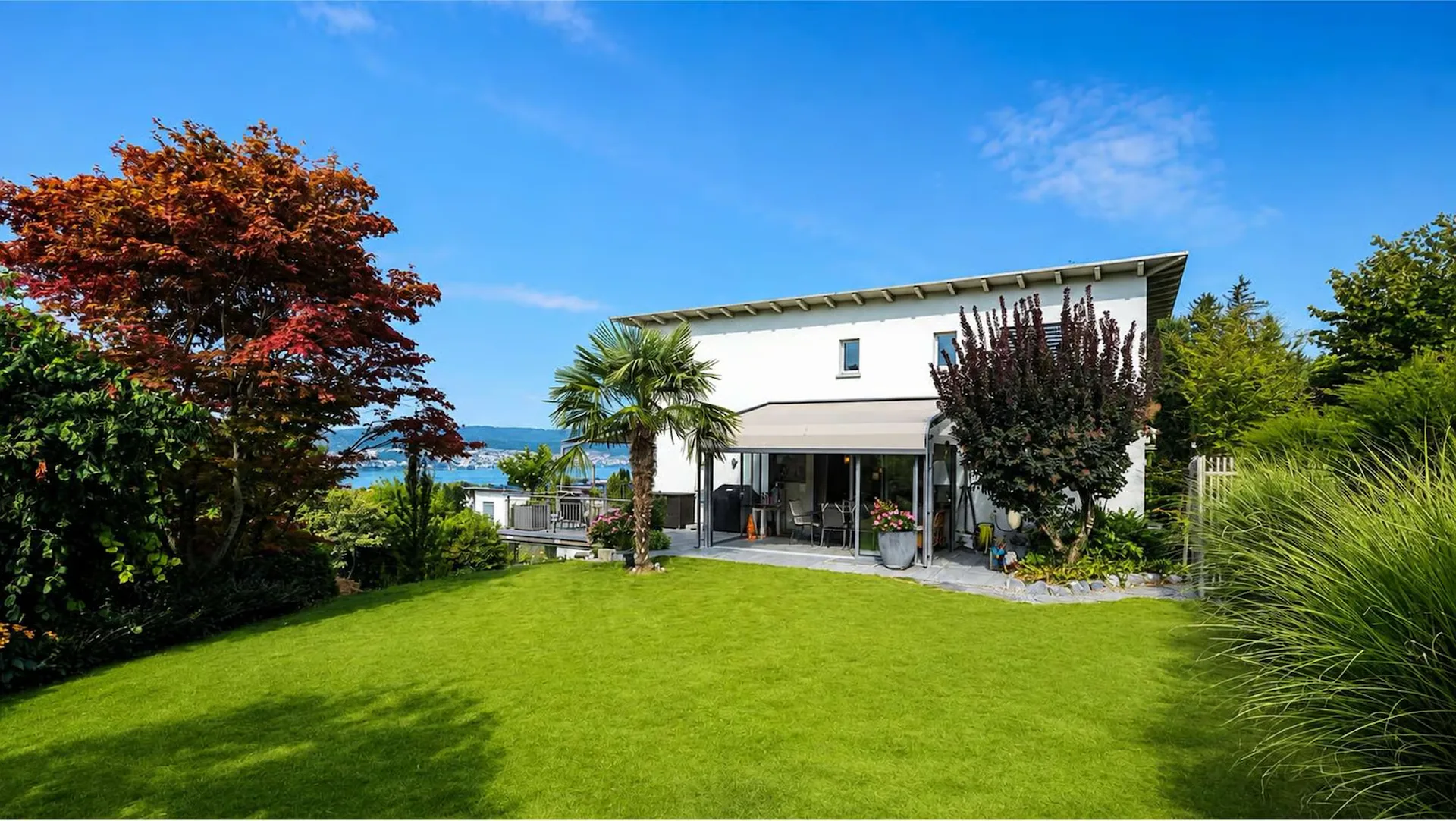 Family Room with Lake View: 6.5-Room Single-Family Home in Uetikon am See