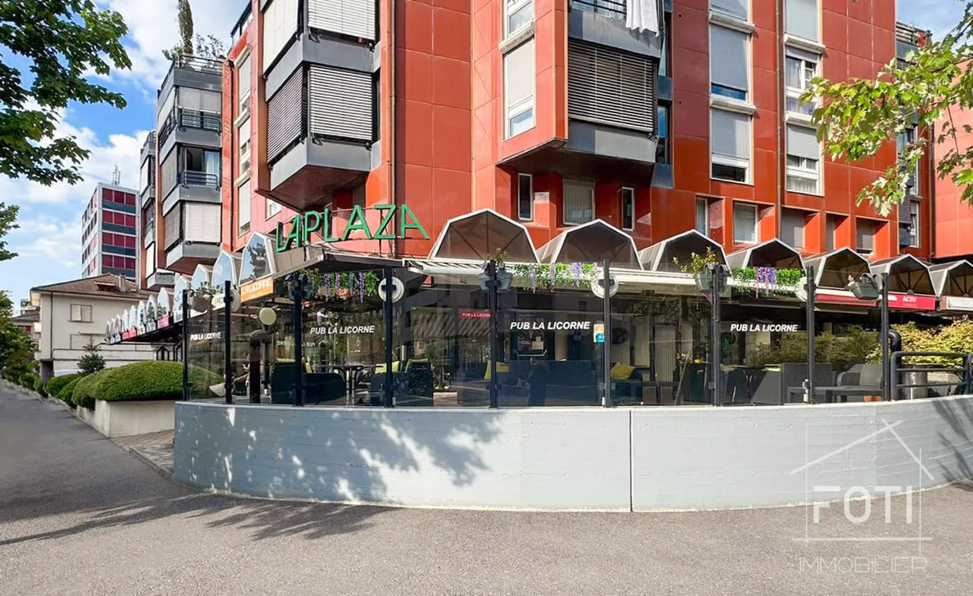 Commercial premises with terrace
