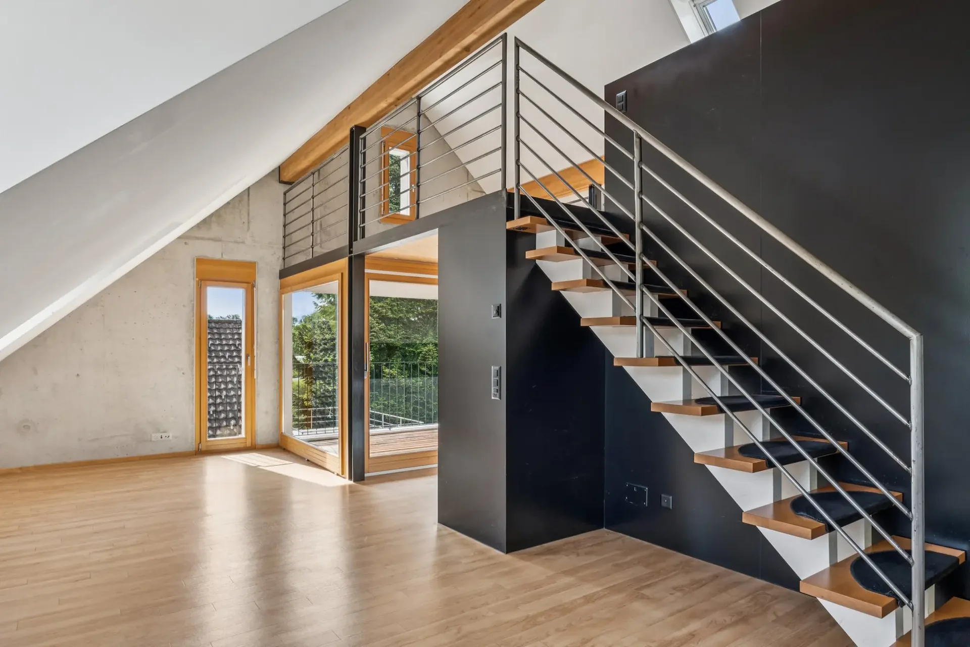 Loft moderno in mansarda con galleria e loggia