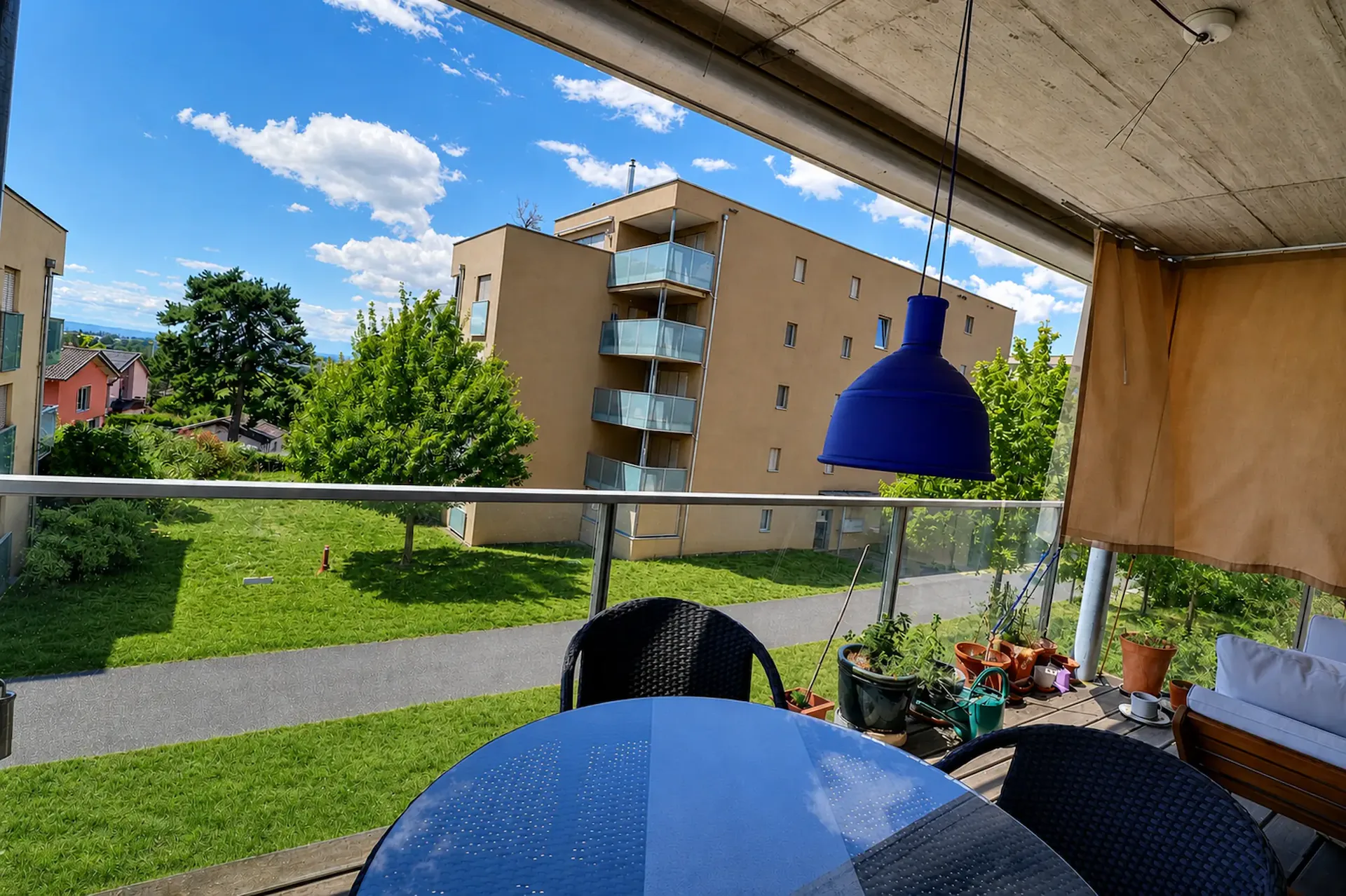 Very beautiful apartment in viager occupied without rent with pool and lake view