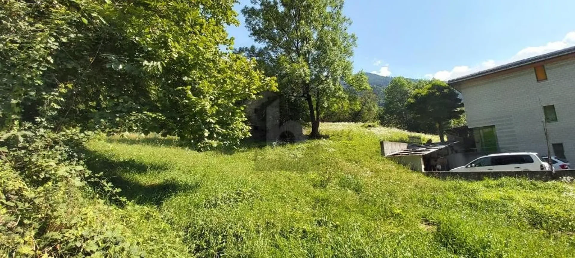 Spacious and sunny plot with approved project