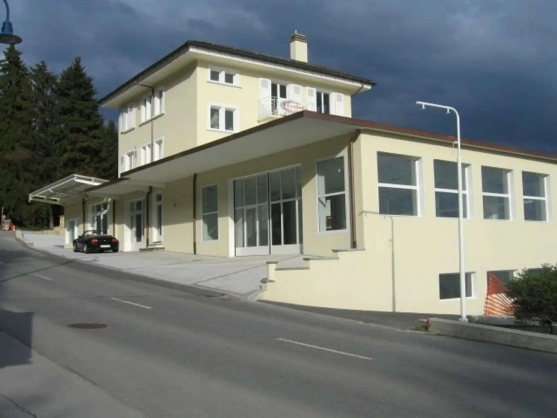 GARAGE MODERNE - LOCAL COMMERCIAL A LOUER A L'ANNEE