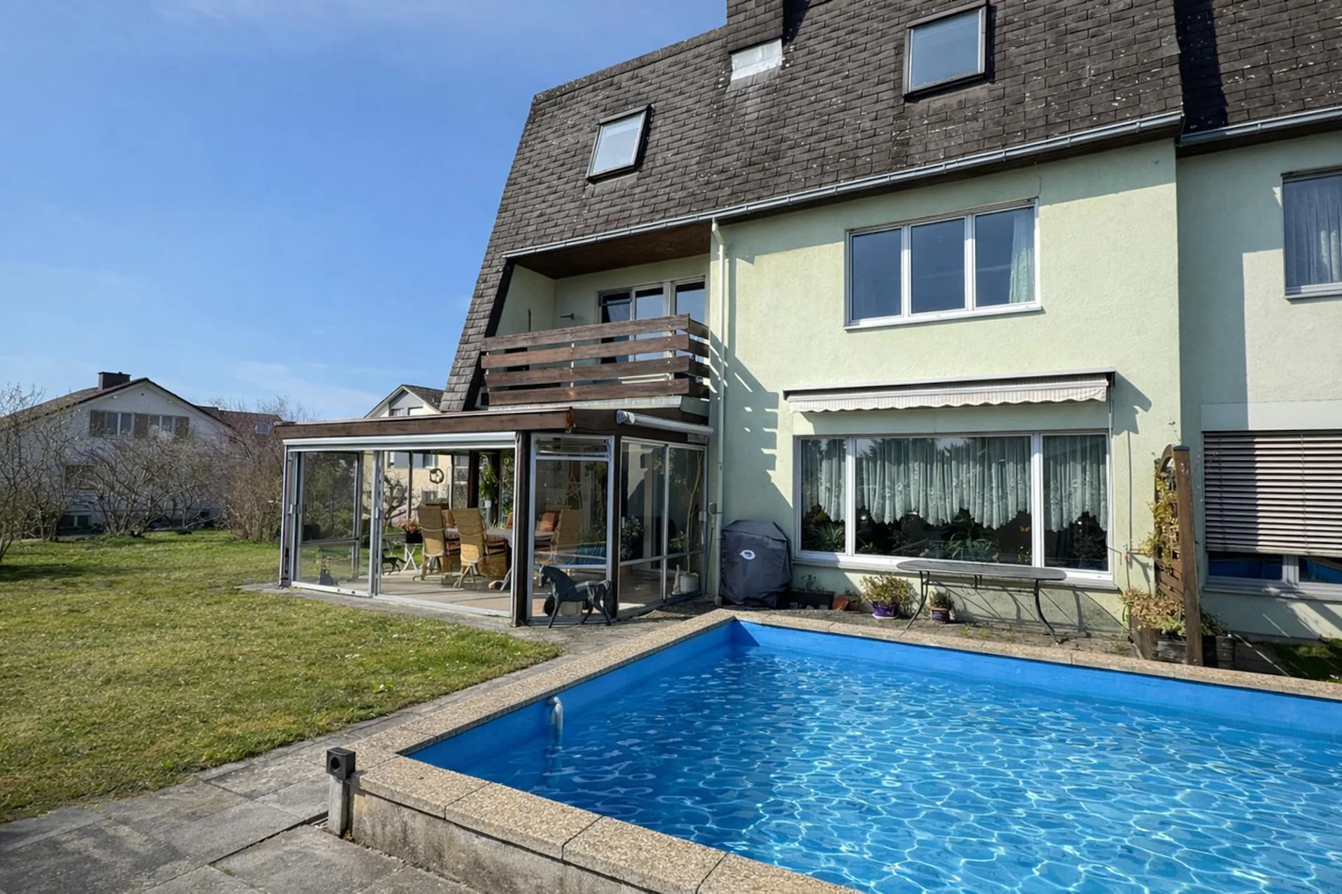 Metà di casa unifamiliare con piscina comunitaria
