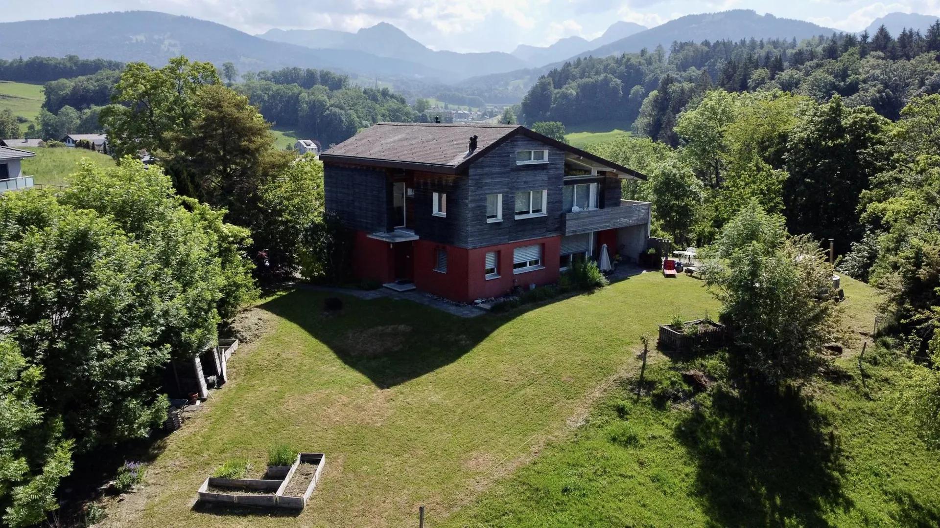 Haus mit zwei Wohnungen