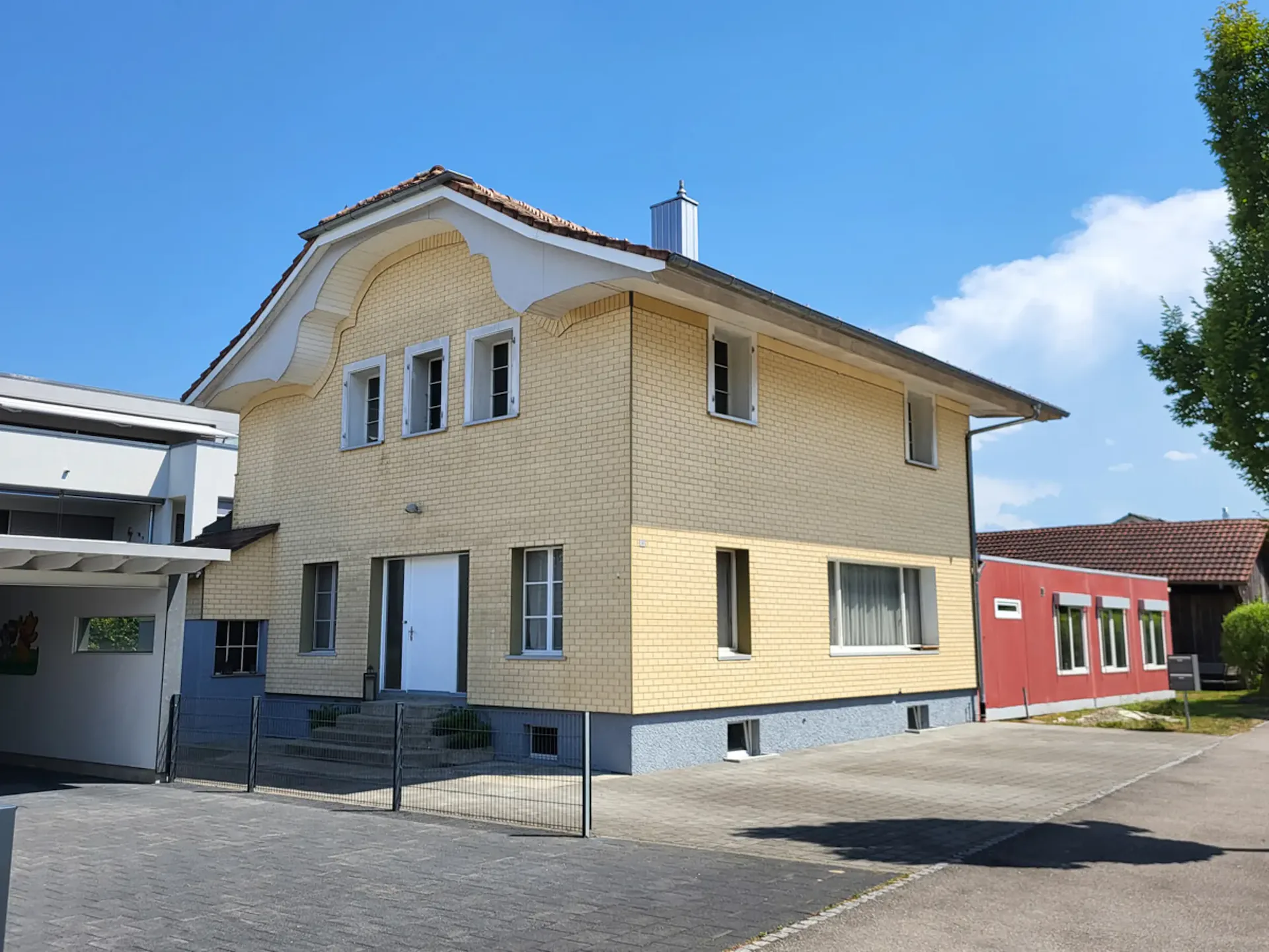 Grosszügiges Zweifamilienhaus mit Wohnpavillon
