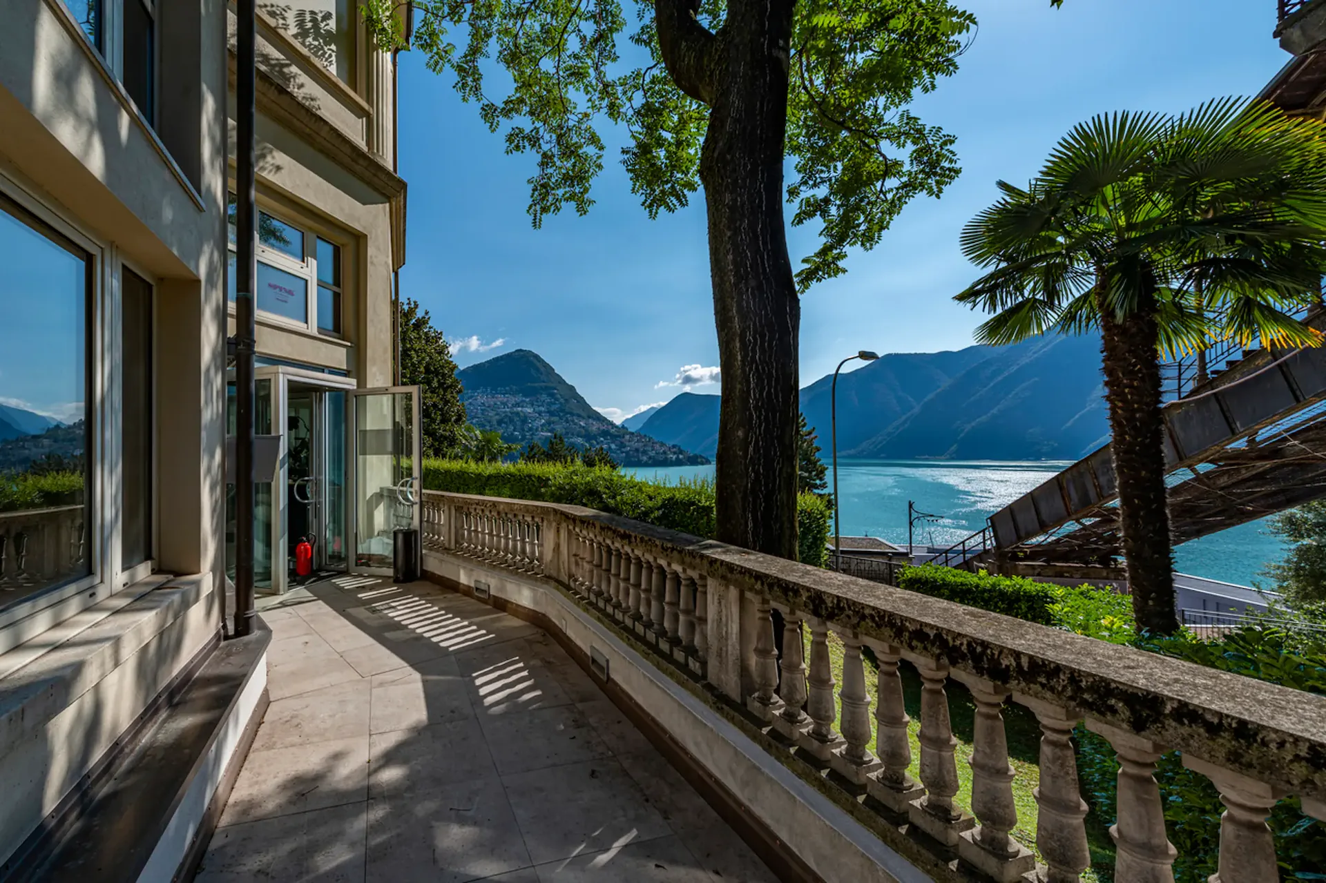 Ufficio in centro con vista lago e garage con 7 posti auto