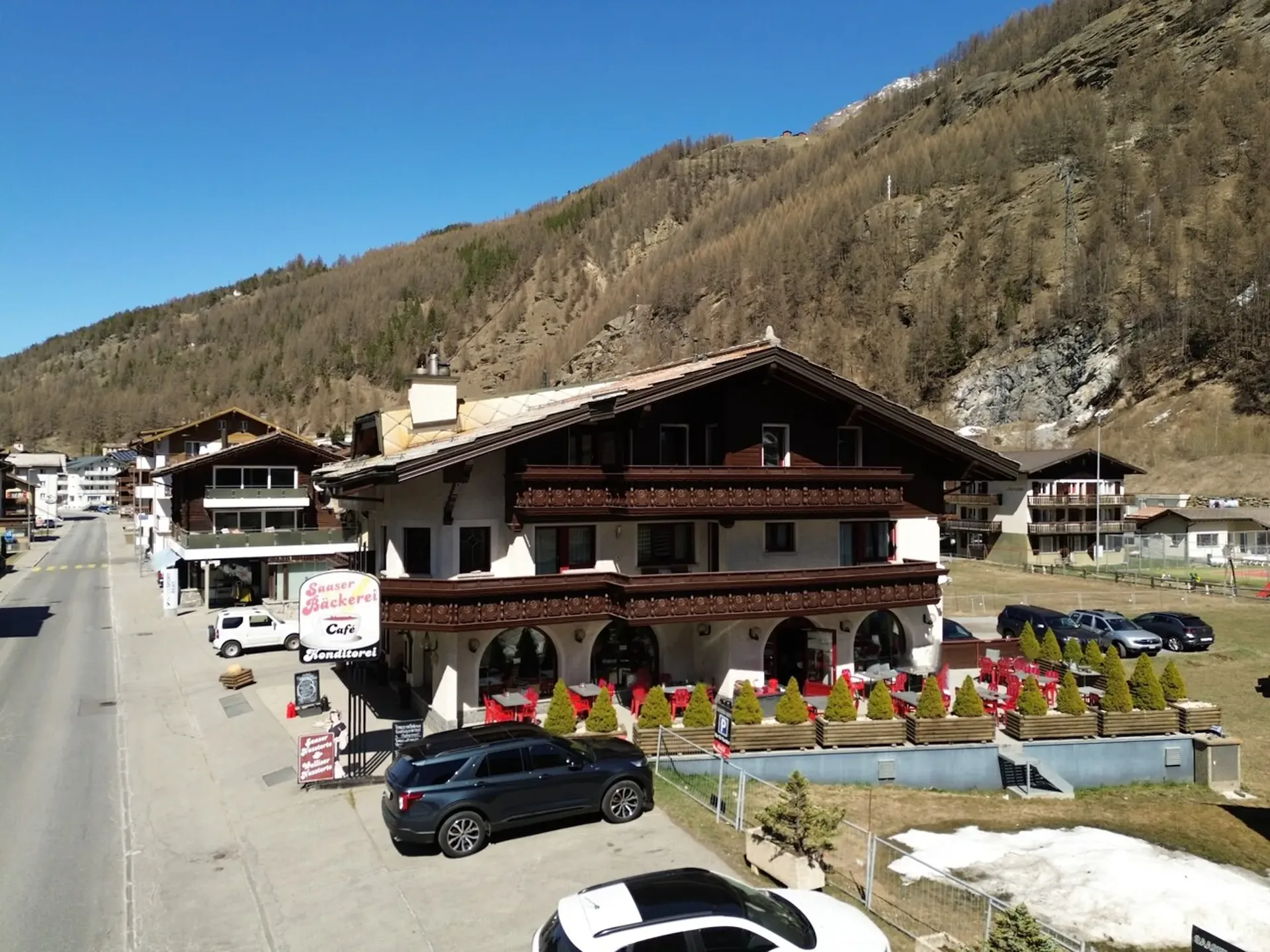 Attractive residential and commercial building in a prime location