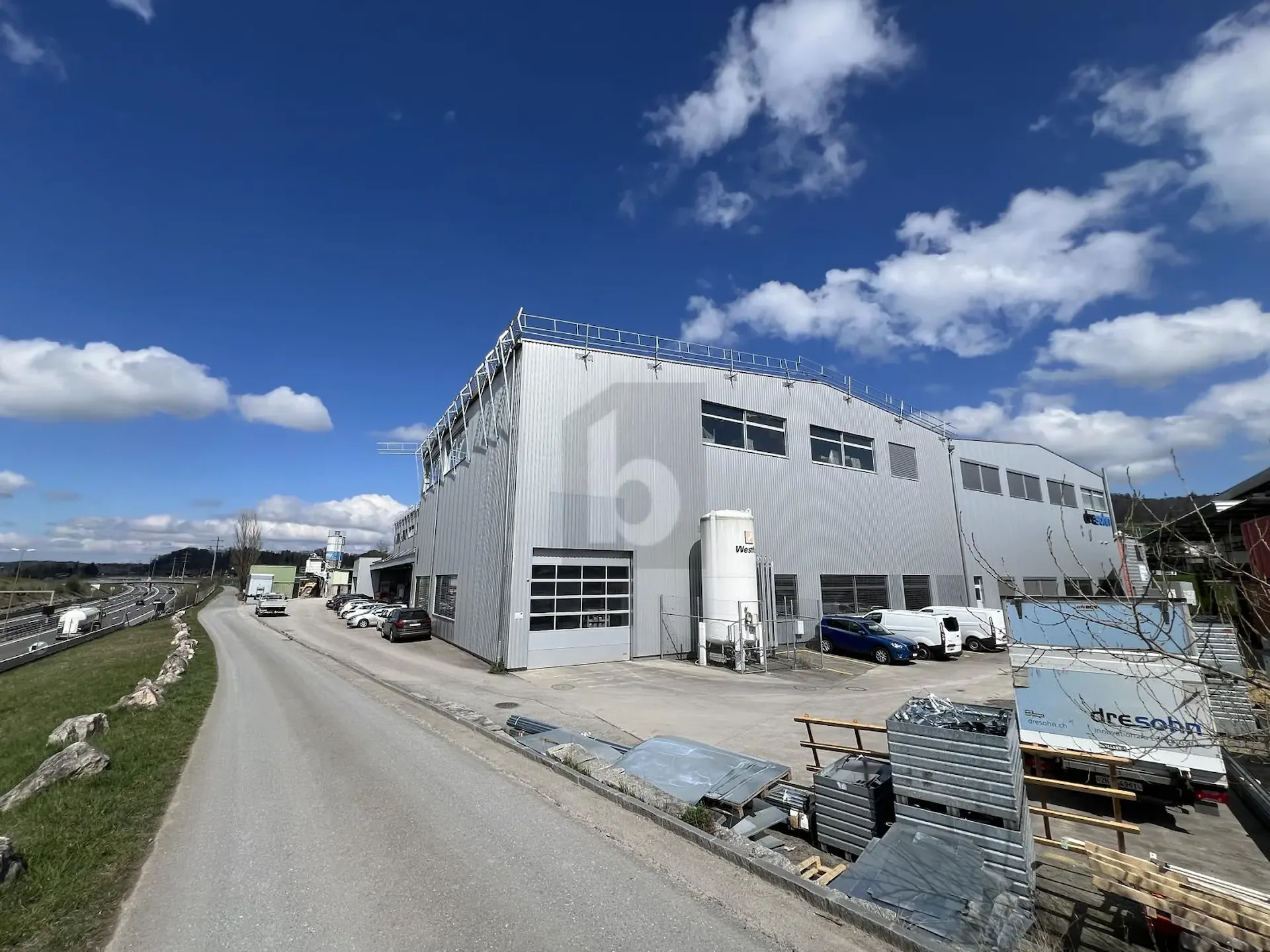 ESPACIEUX AVEC BEAUCOUP D'ESPACE DE STOCKAGE