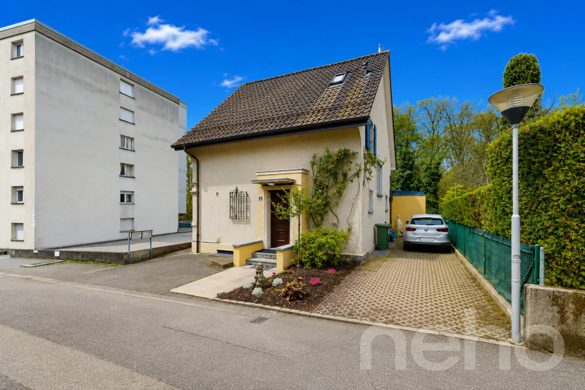 Dreigeschossige 5-Zimmer-Wohnung mit 150 m² zur Individualisierung, ausgebauter Keller