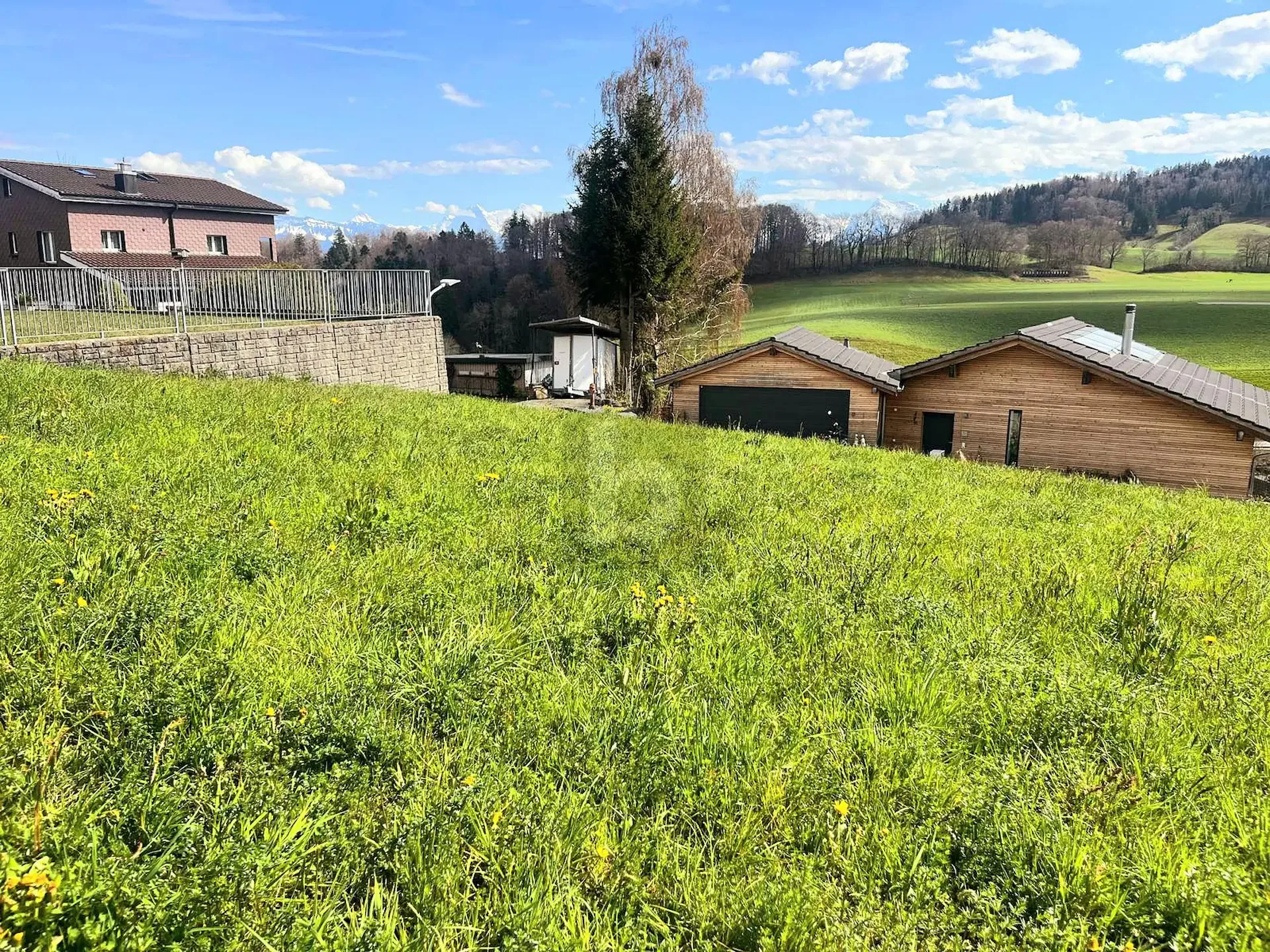 Peaceful, surrounded by nature with a far-reaching view
