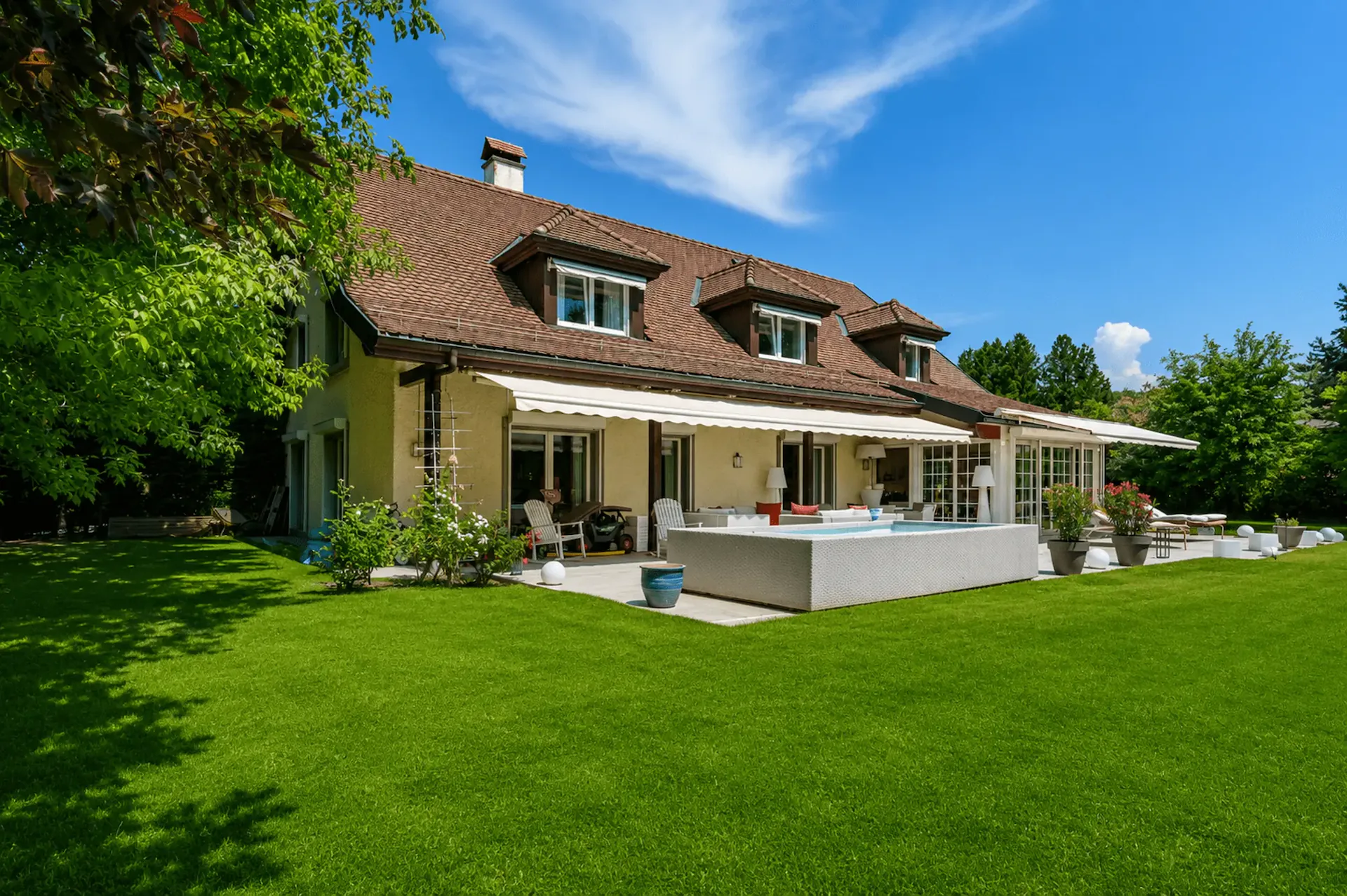 EPALINGES - PROPRIETÀ DI LUSSO CON 9 LOCALI + PISCINE