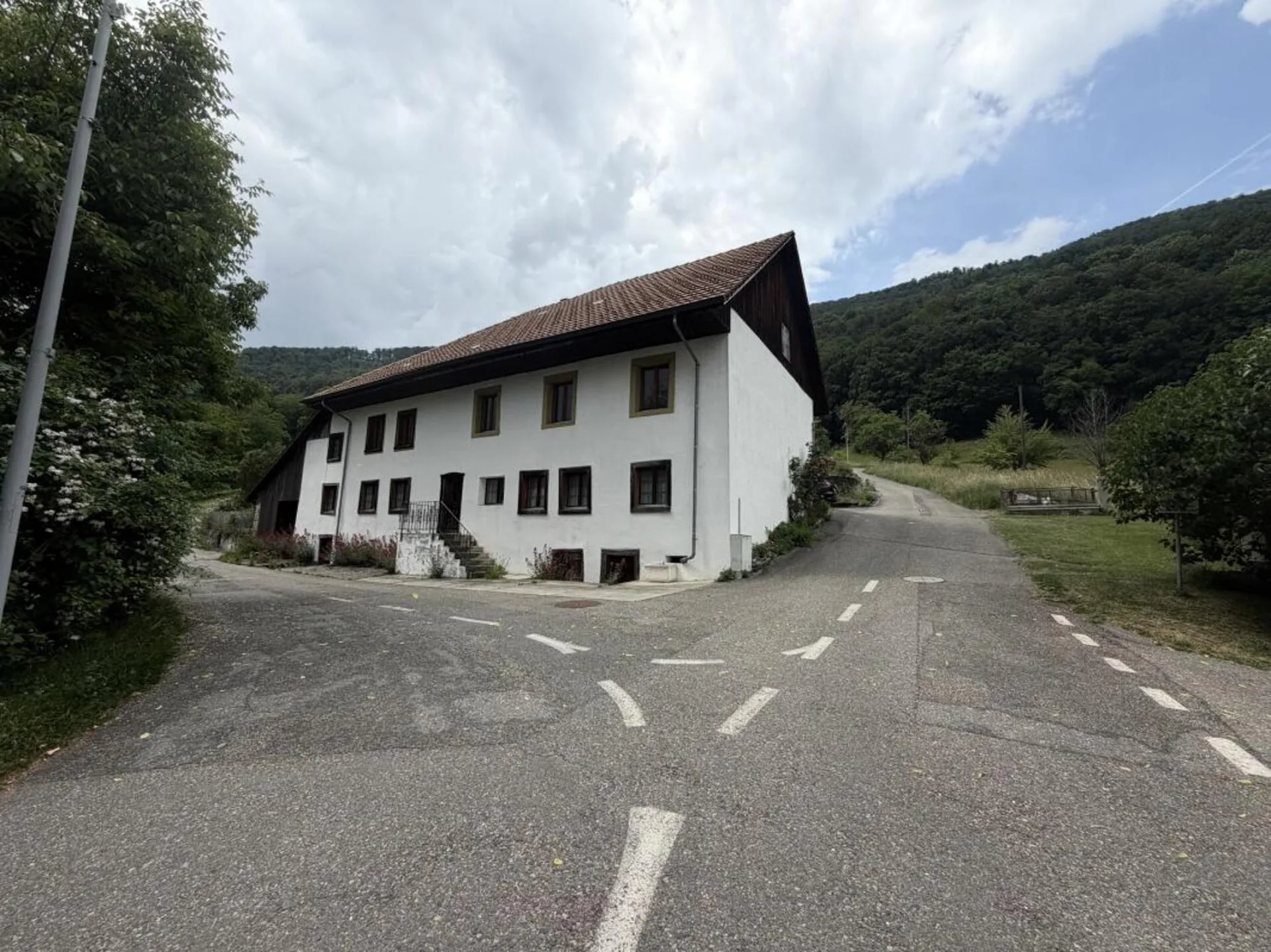 Rara opportunità: casa residenziale con edificio agricolo e riserva di terreno edificabile su 1'752 m² a Lostorf