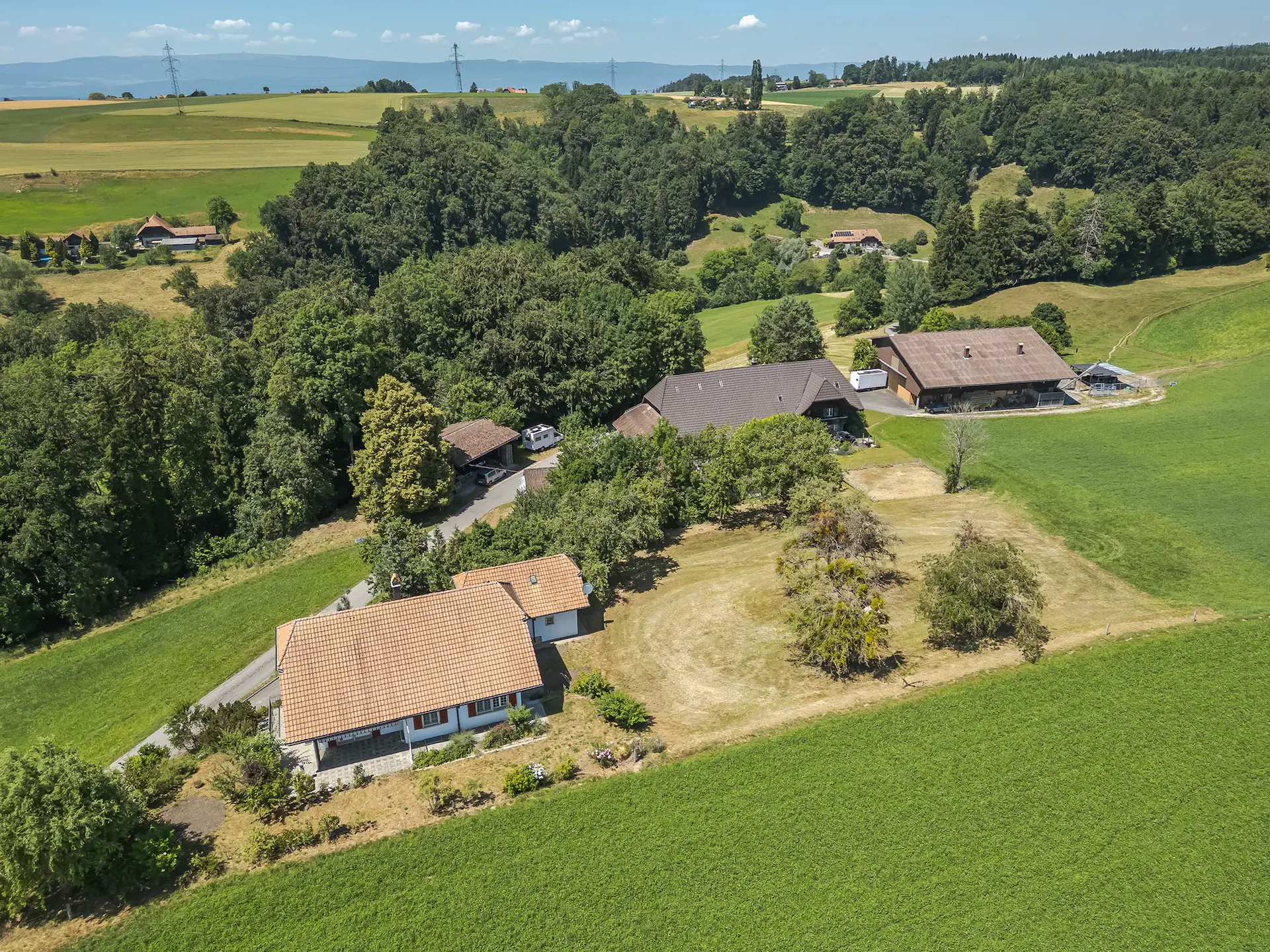 Petite entreprise agricole avec divers bâtiments - Rosshäusern