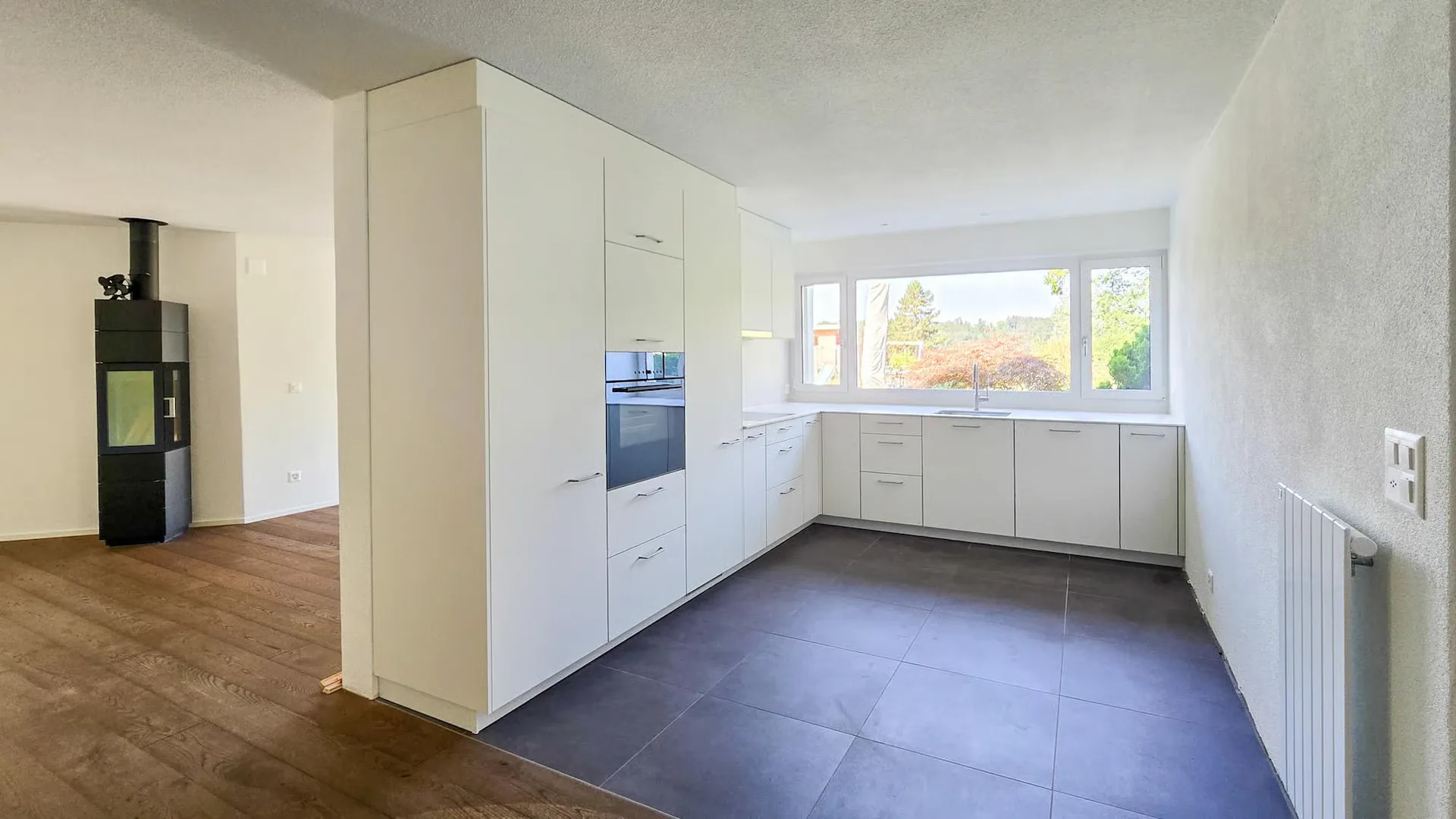 Casa unifamiliare di 5,5 locali con giardino da sogno in posizione soleggiata a Stallikon