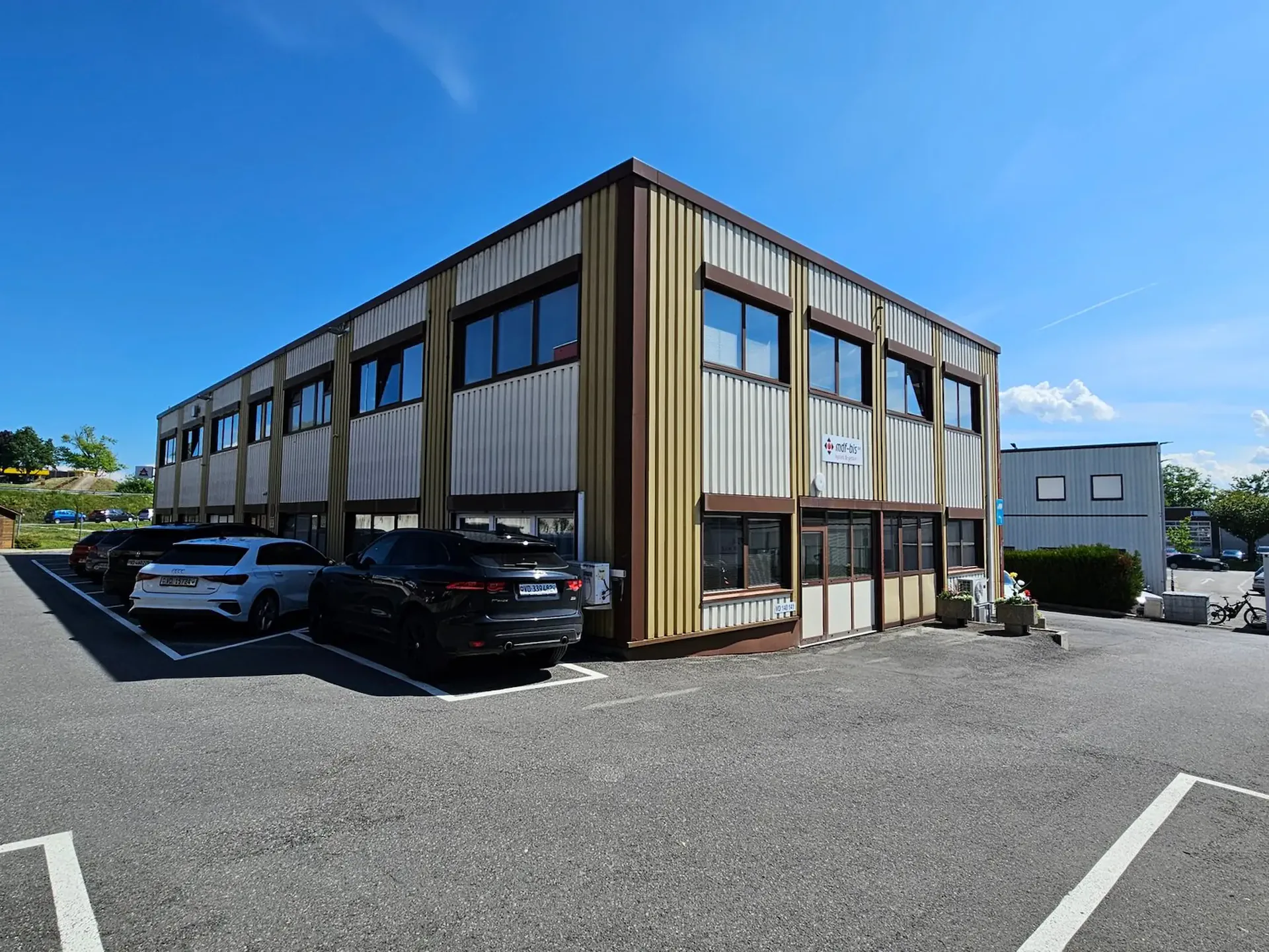 380 m2 suddivisi in 4 locali commerciali