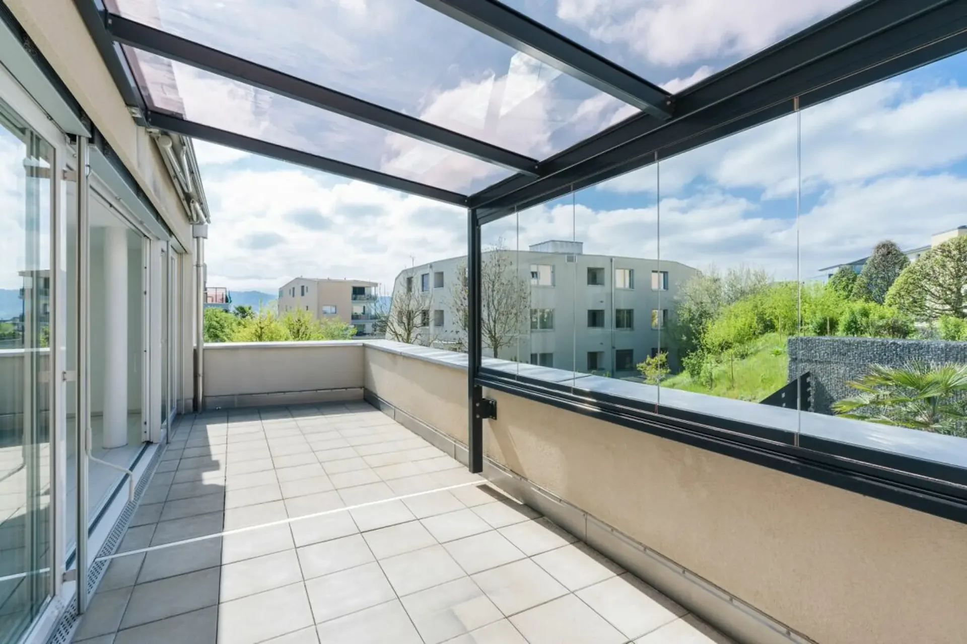 Appartamento luminoso 3.5 locali in un ambiente verde con ampi spazi esterni e aree accessorie