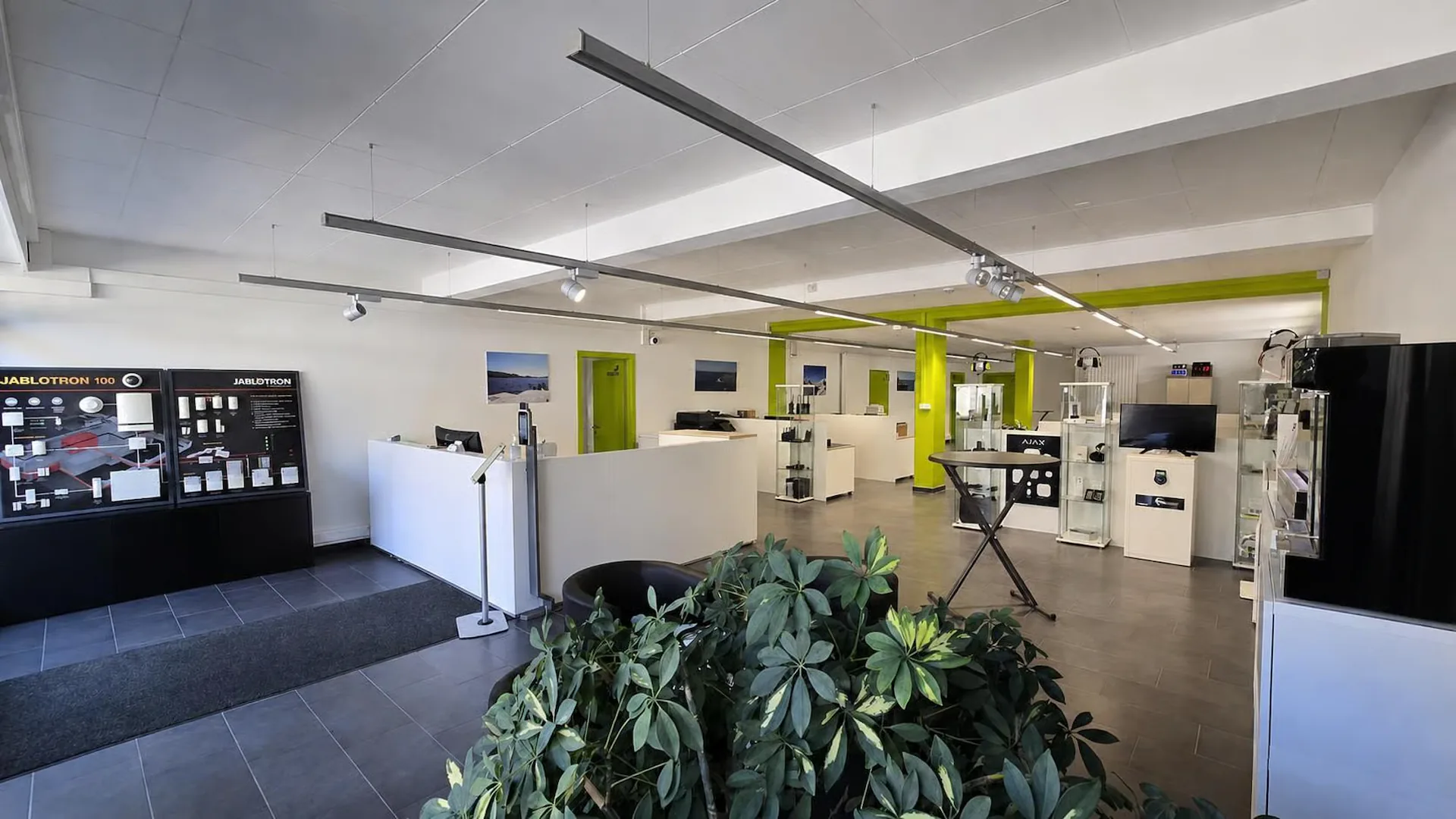 Gewerbliche Räume mit Schaufenstern 427m2 in Conthey