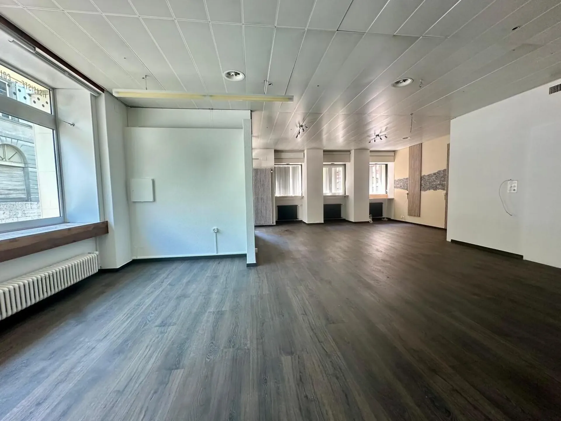 For rent - Commercial space with display window and annexes | Approximately 130 m²