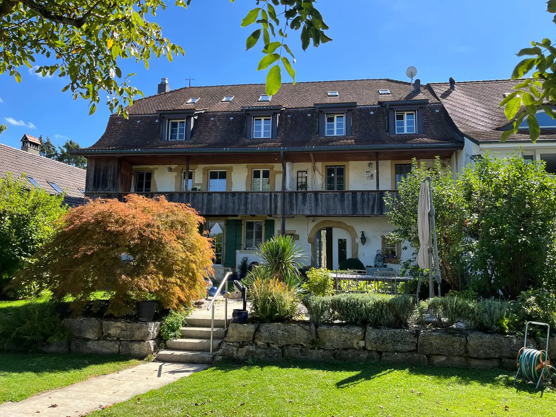 Charmant appartement de 1,5 pièces en mansarde avec vue sur le lac de Morat