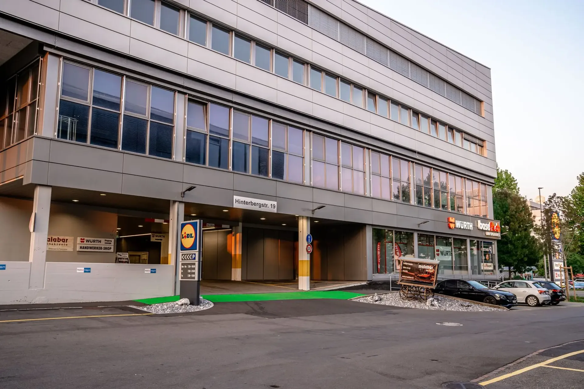 Bureau individuel lumineux et meublé (18,6 m2) avec adresse de domicile et accès 24/7 à Cham