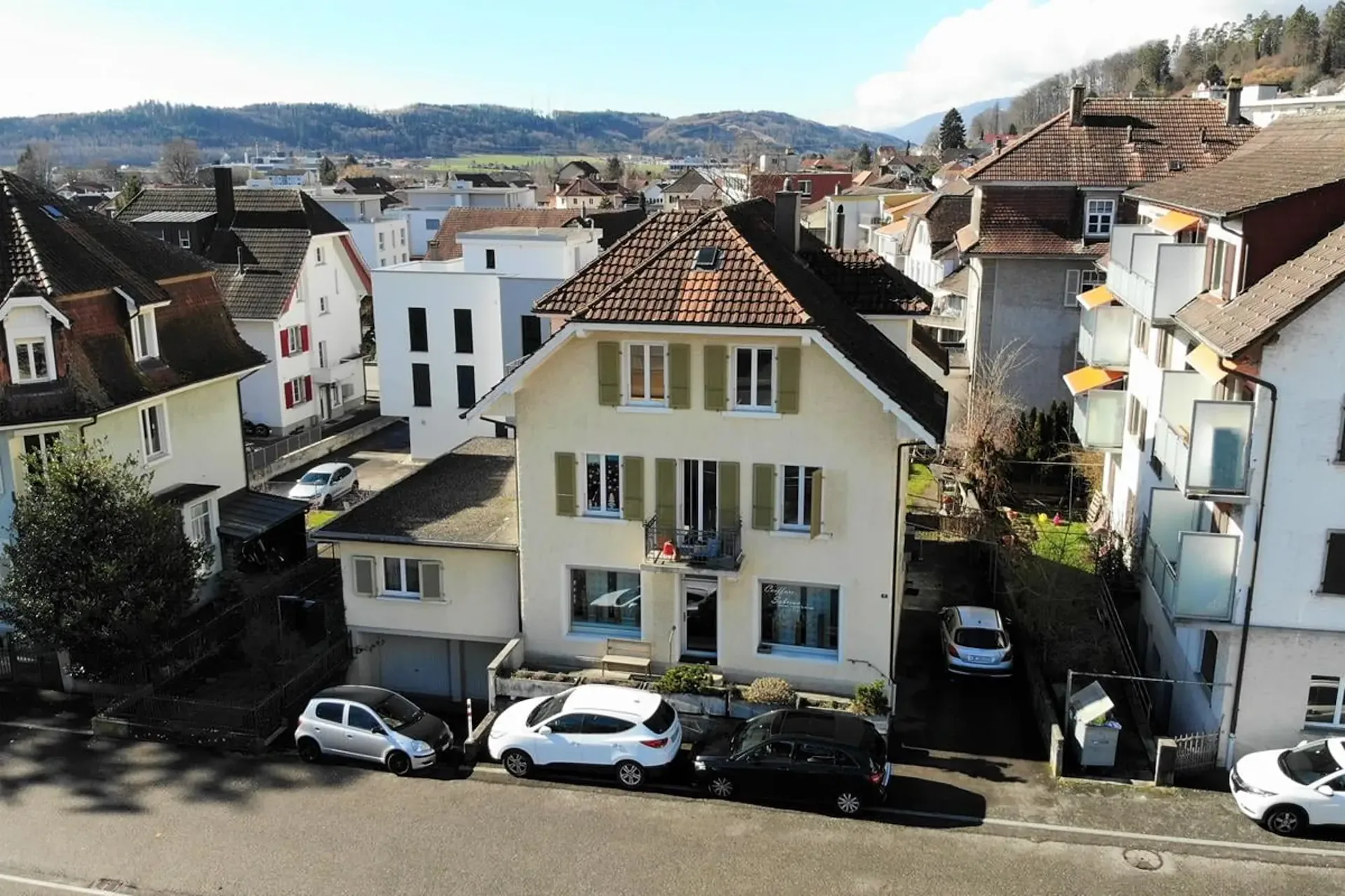 Renoviertes Mehrfamilienhaus mit 4 Einheiten mit einer Bruttorendite von 5%