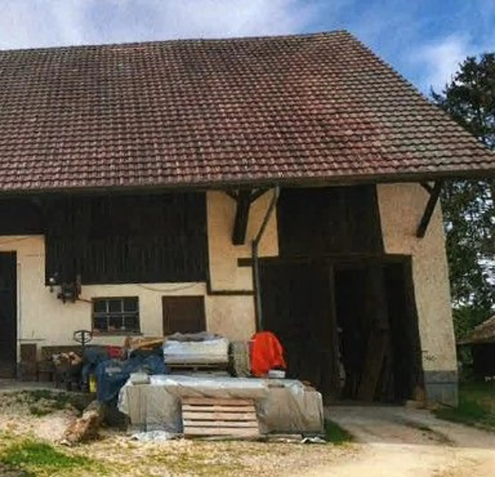 *Edificio residenziale e agricolo con apiario*